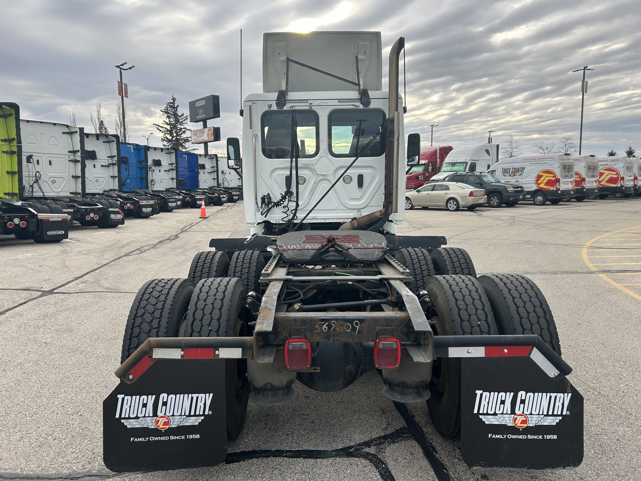 2018 Freightliner CA113 2018 Freightliner CA113 - image 4 of 6