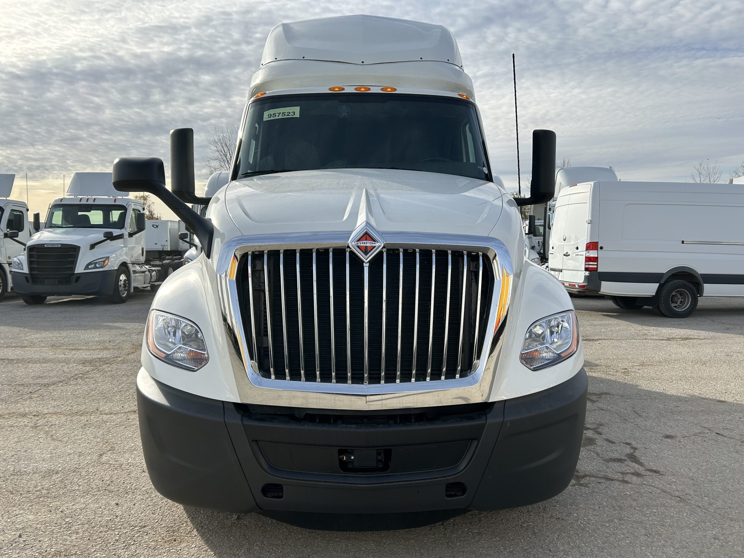 2022 International LT625 2022 International LT625 - image 2 of 6