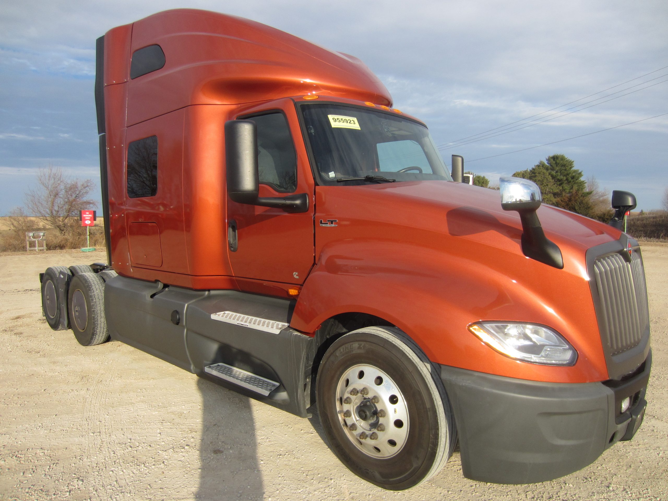 2022 International LT625 2022 International LT625 - image 3 of 6