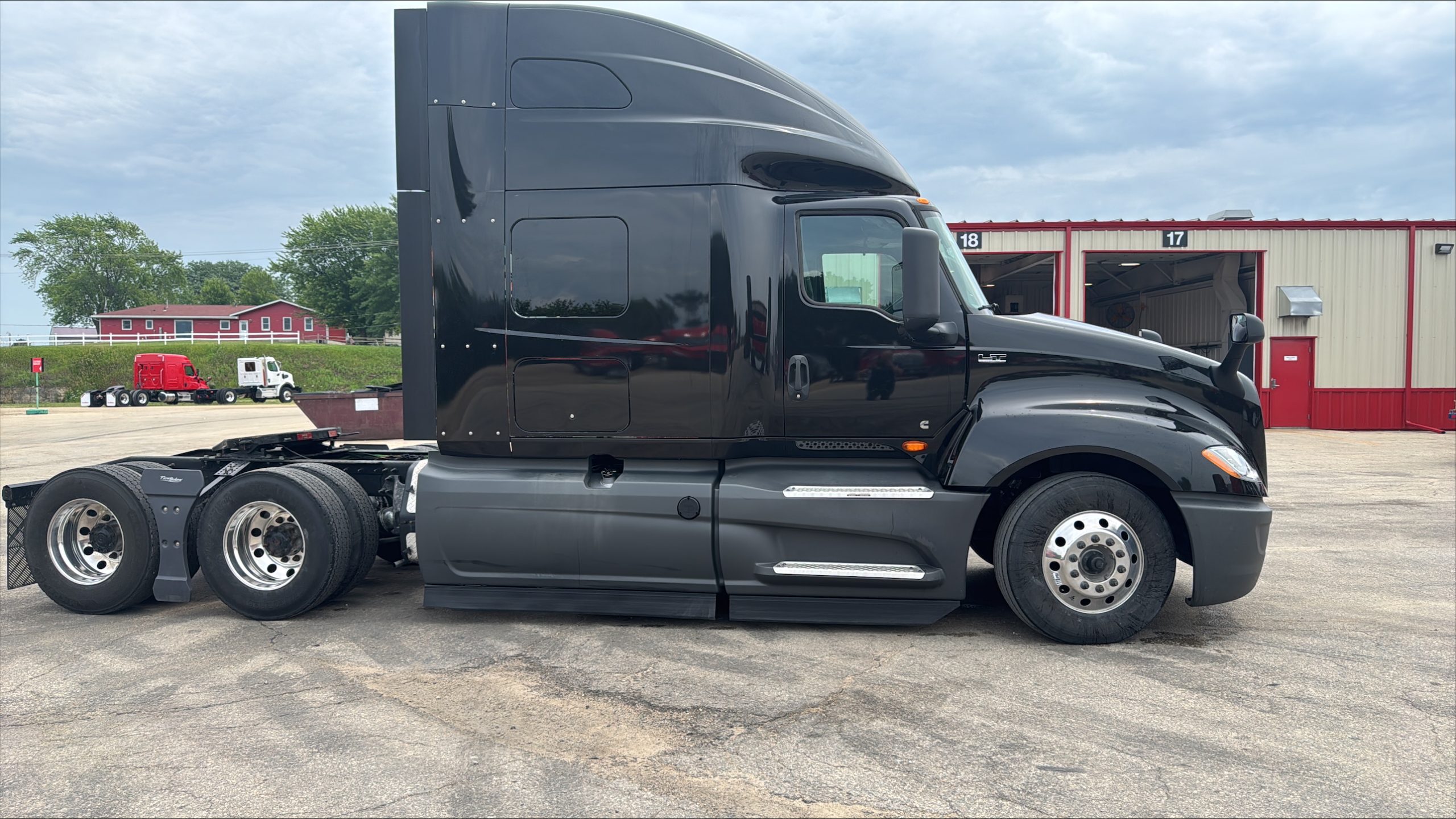 2022 International LT - image 3