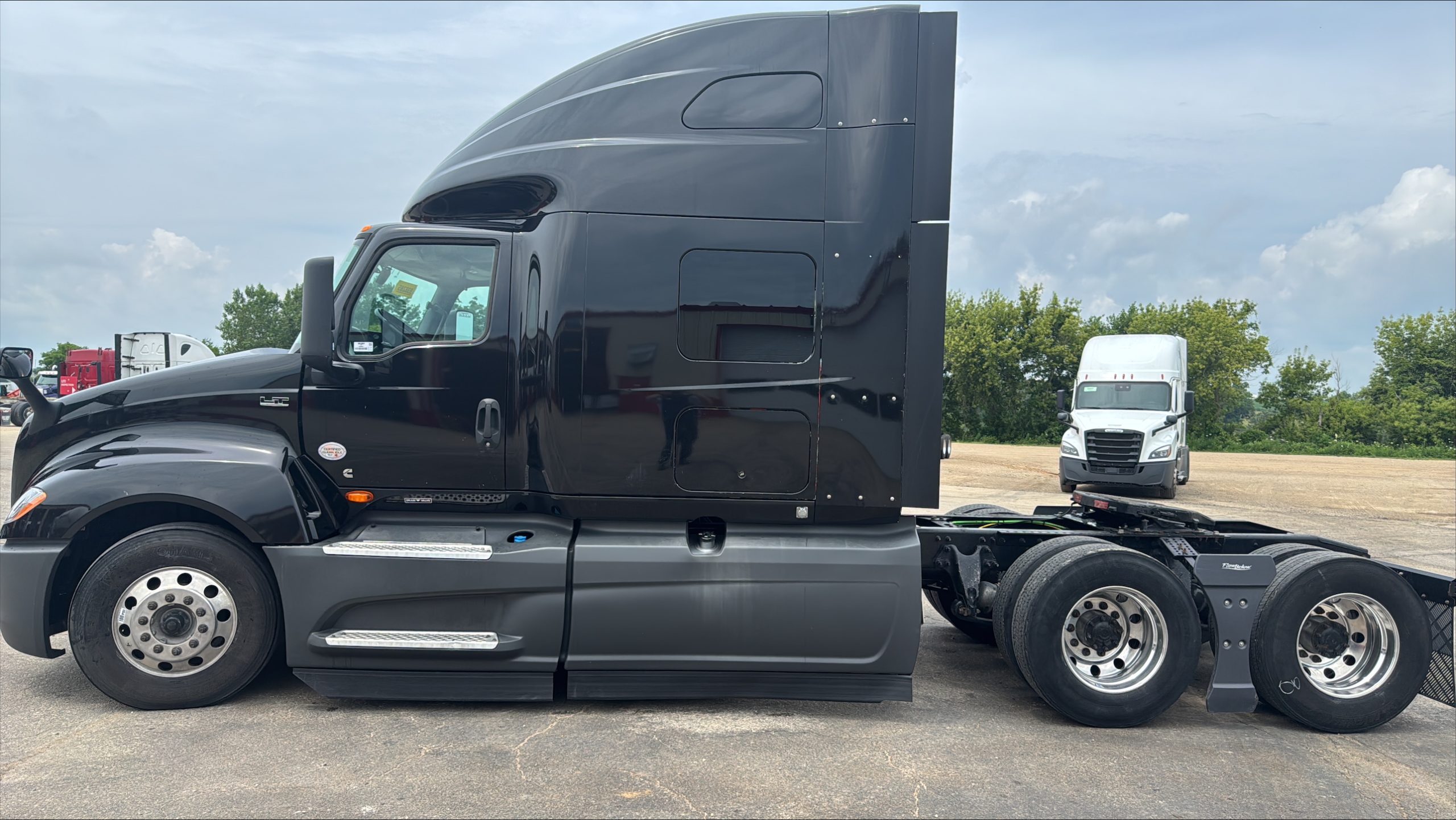 2022 International LT - image 4