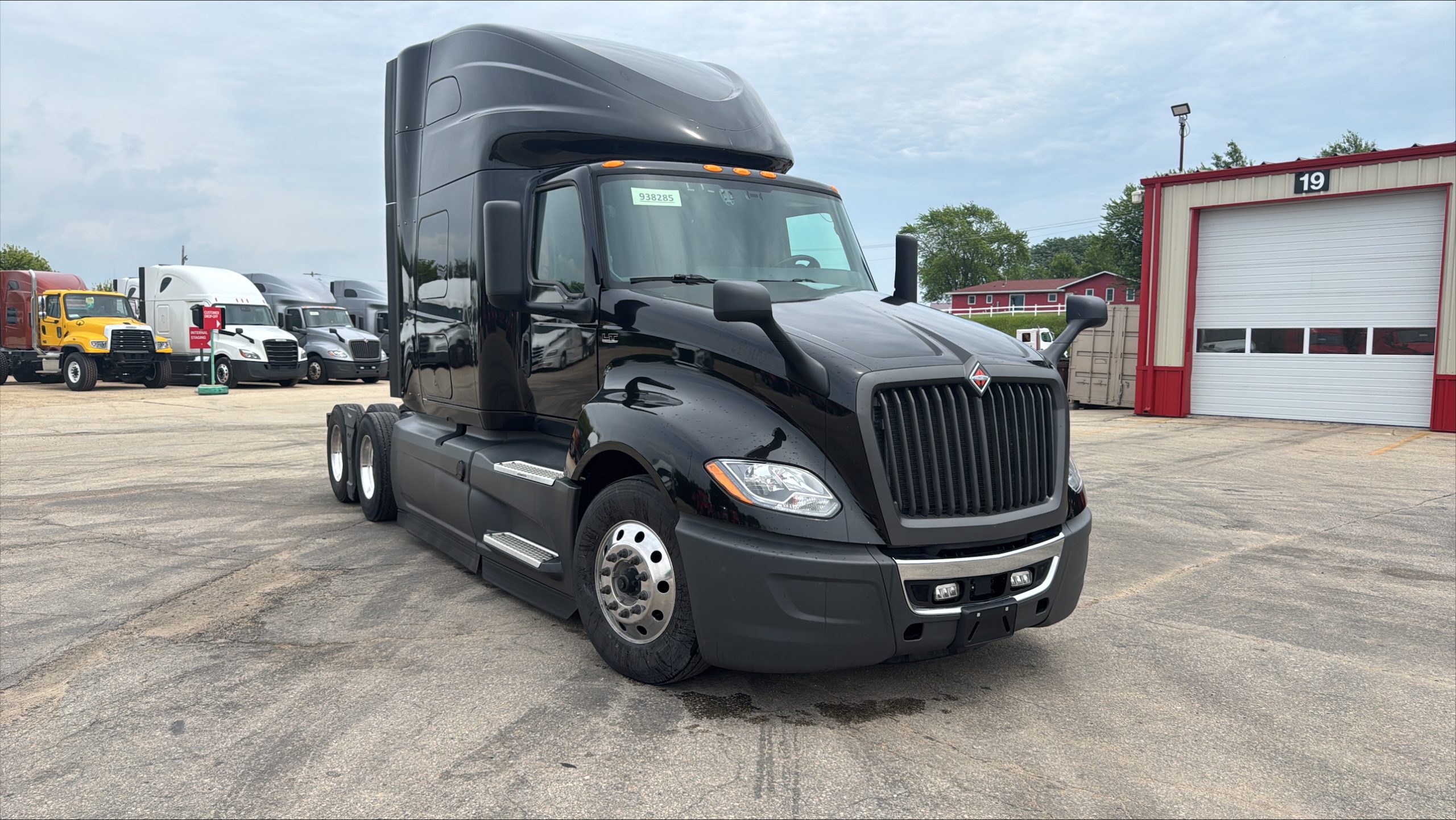 2022 International LT - image 2