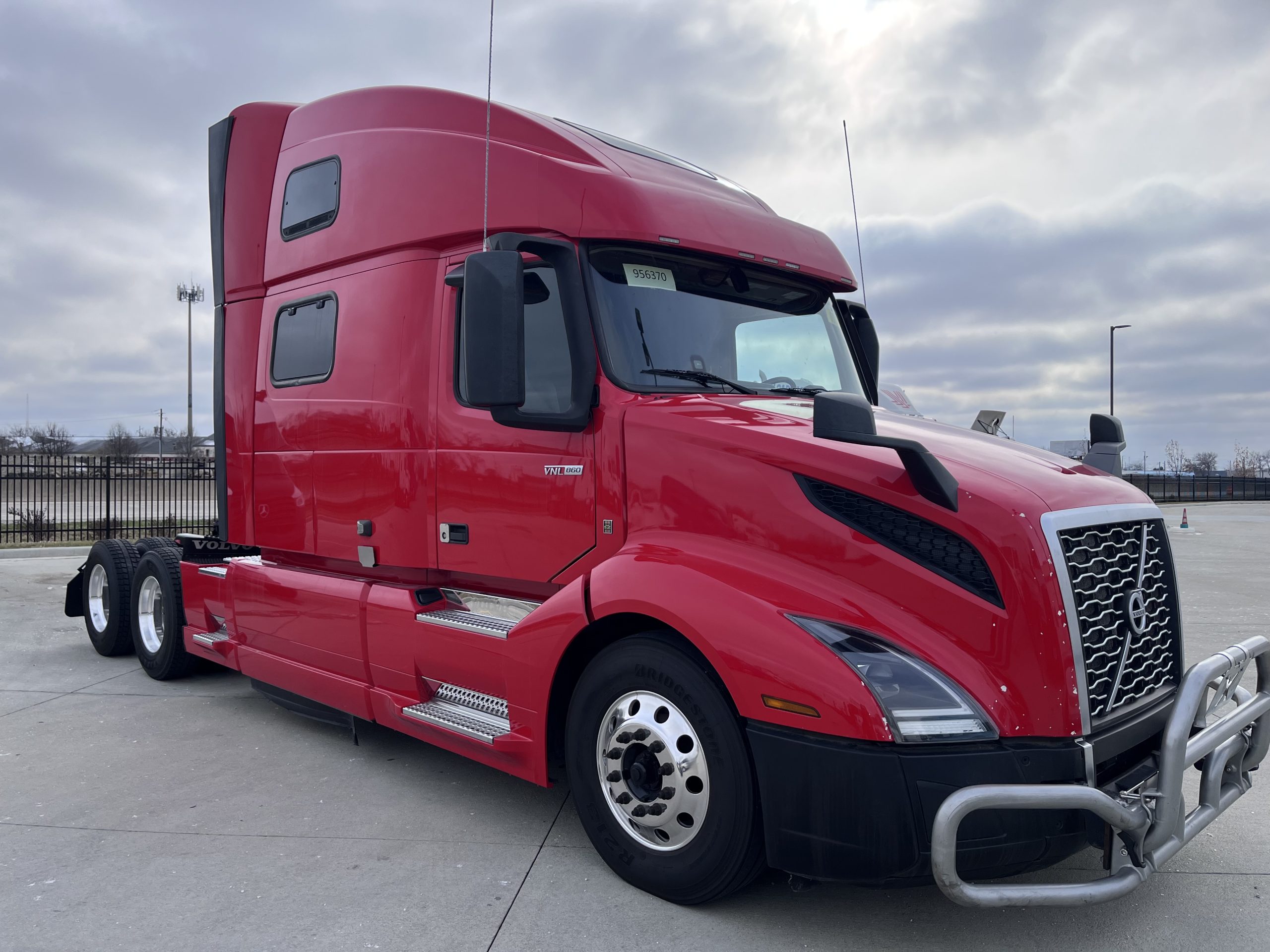2022 Volvo VNL 860 - image 3