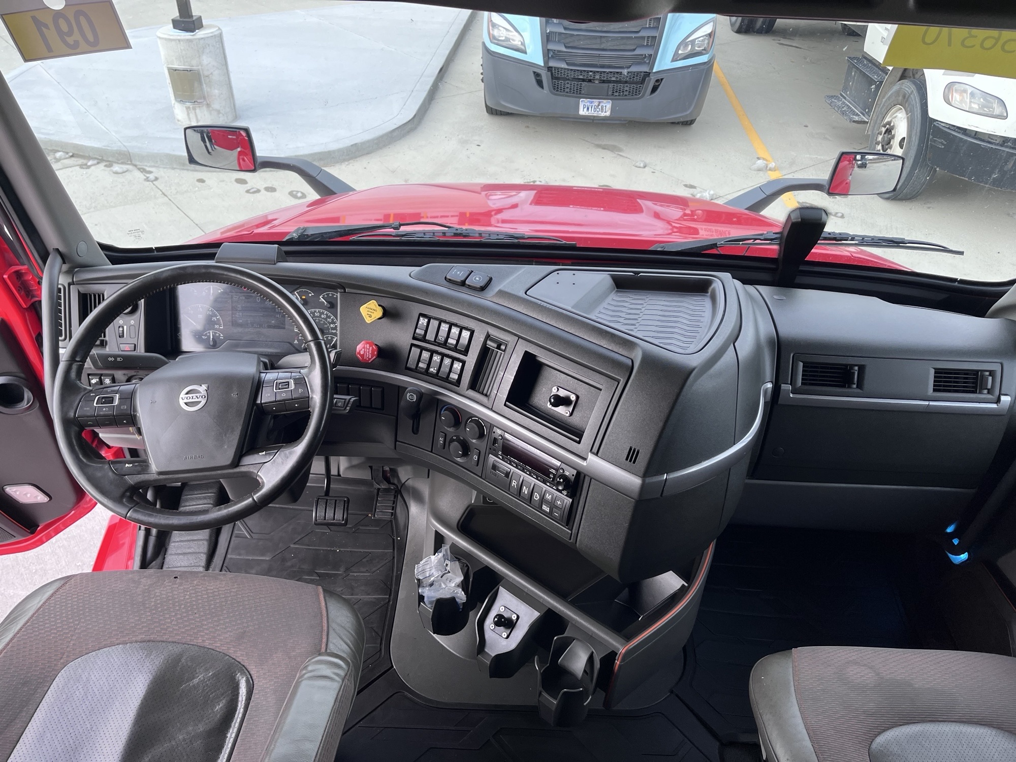 2022 Volvo VNL 860 - image 5