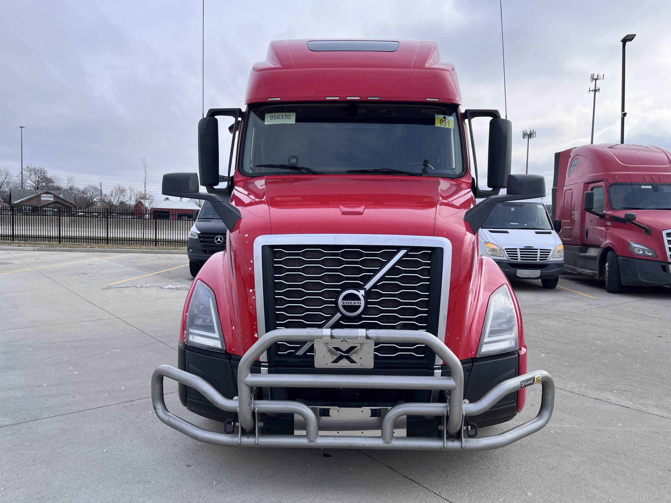 2022 Volvo VNL 860 - image 2