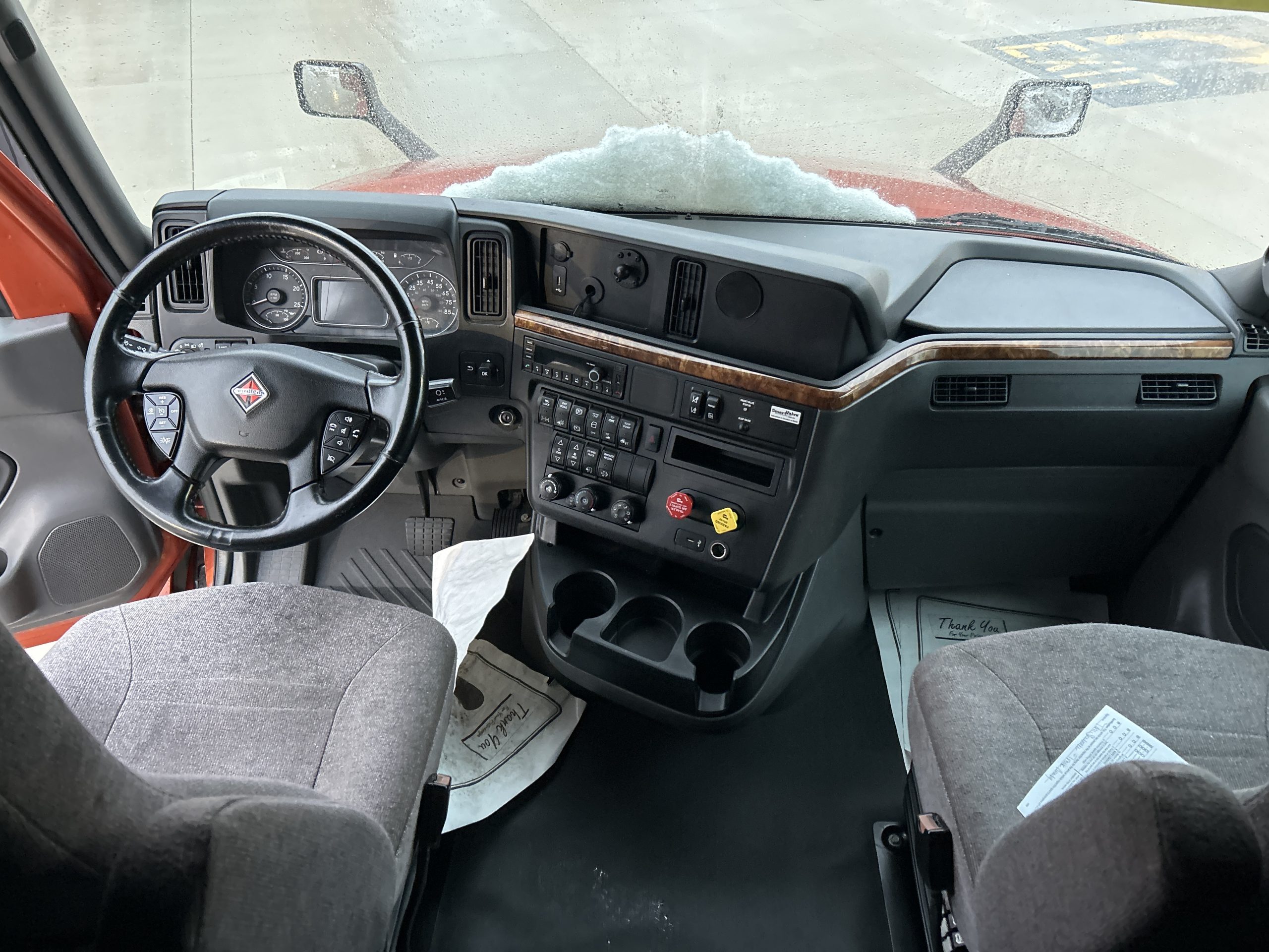 2022 International LT - image 4