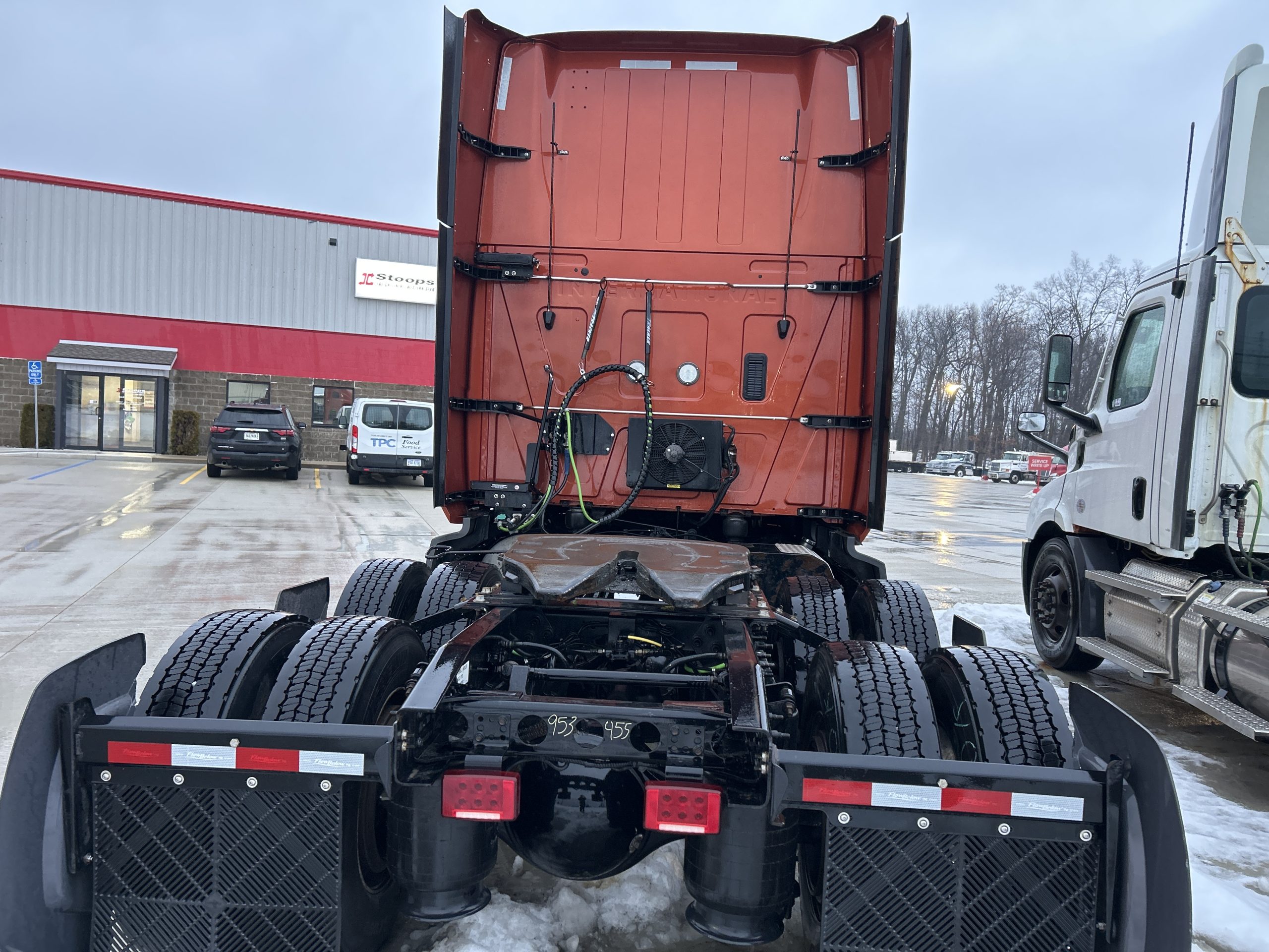 2022 International LT - image 3