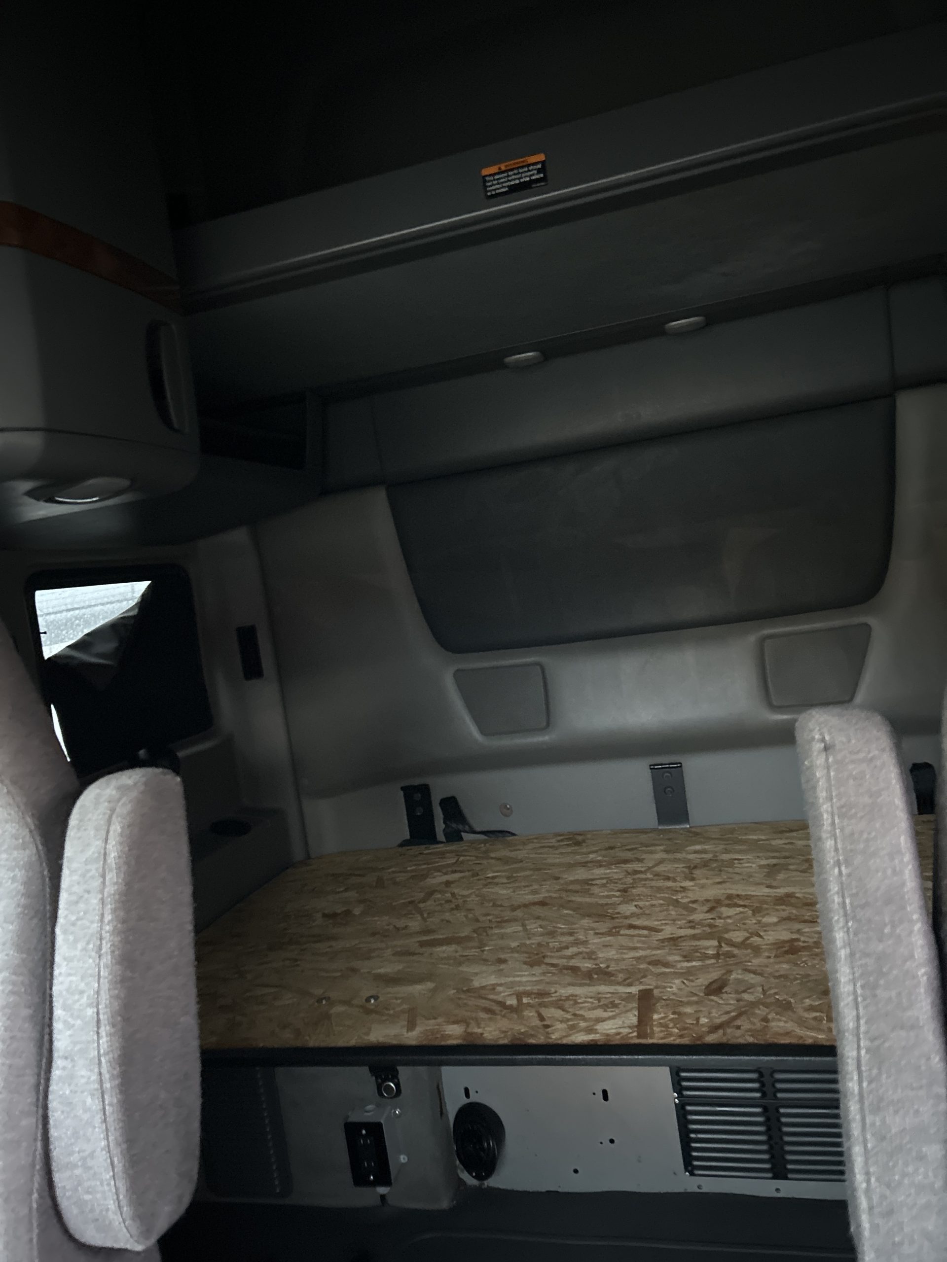 2022 International LT - image 5