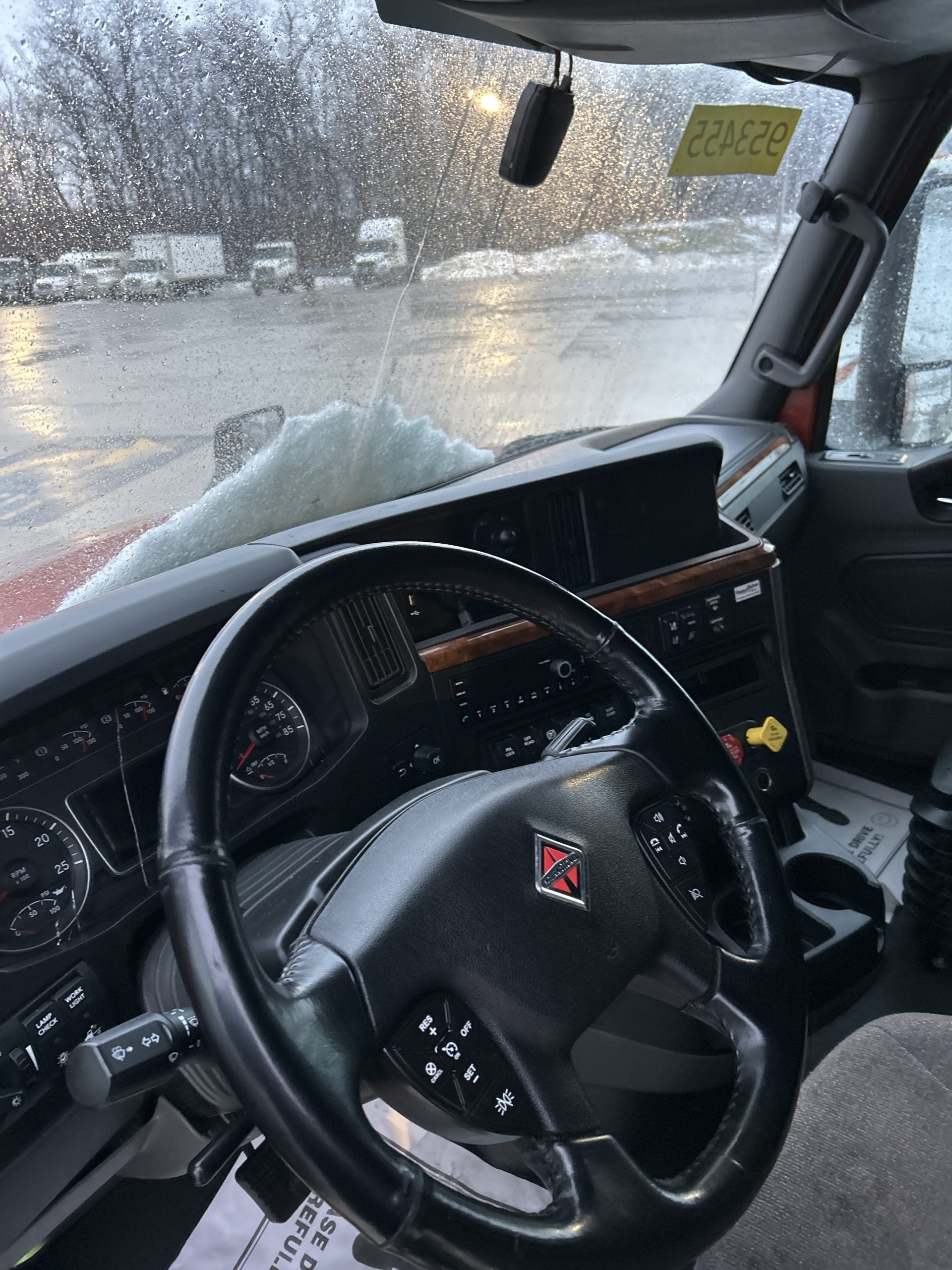 2022 International LT - image 6