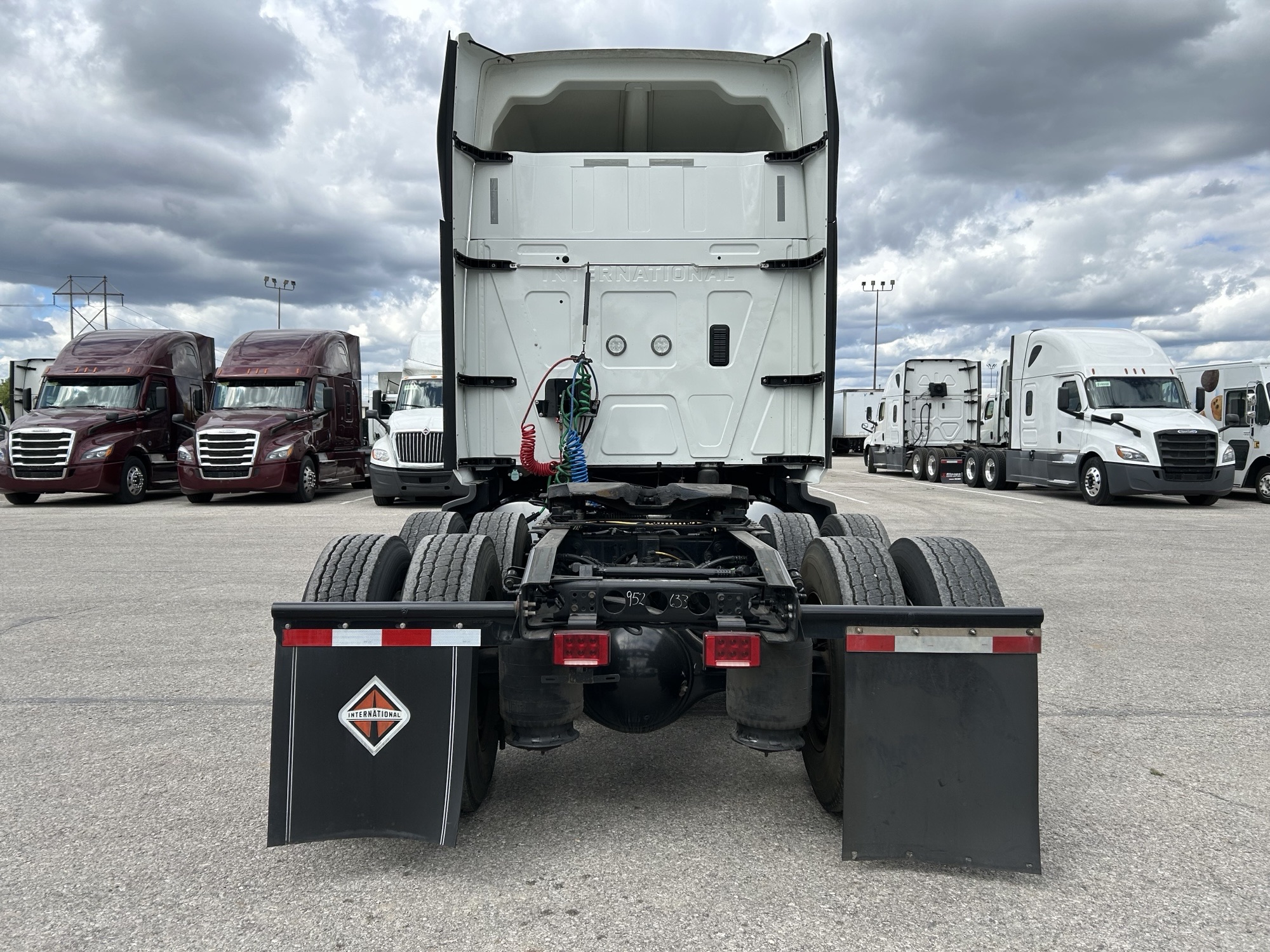 2022 International LT - image 4