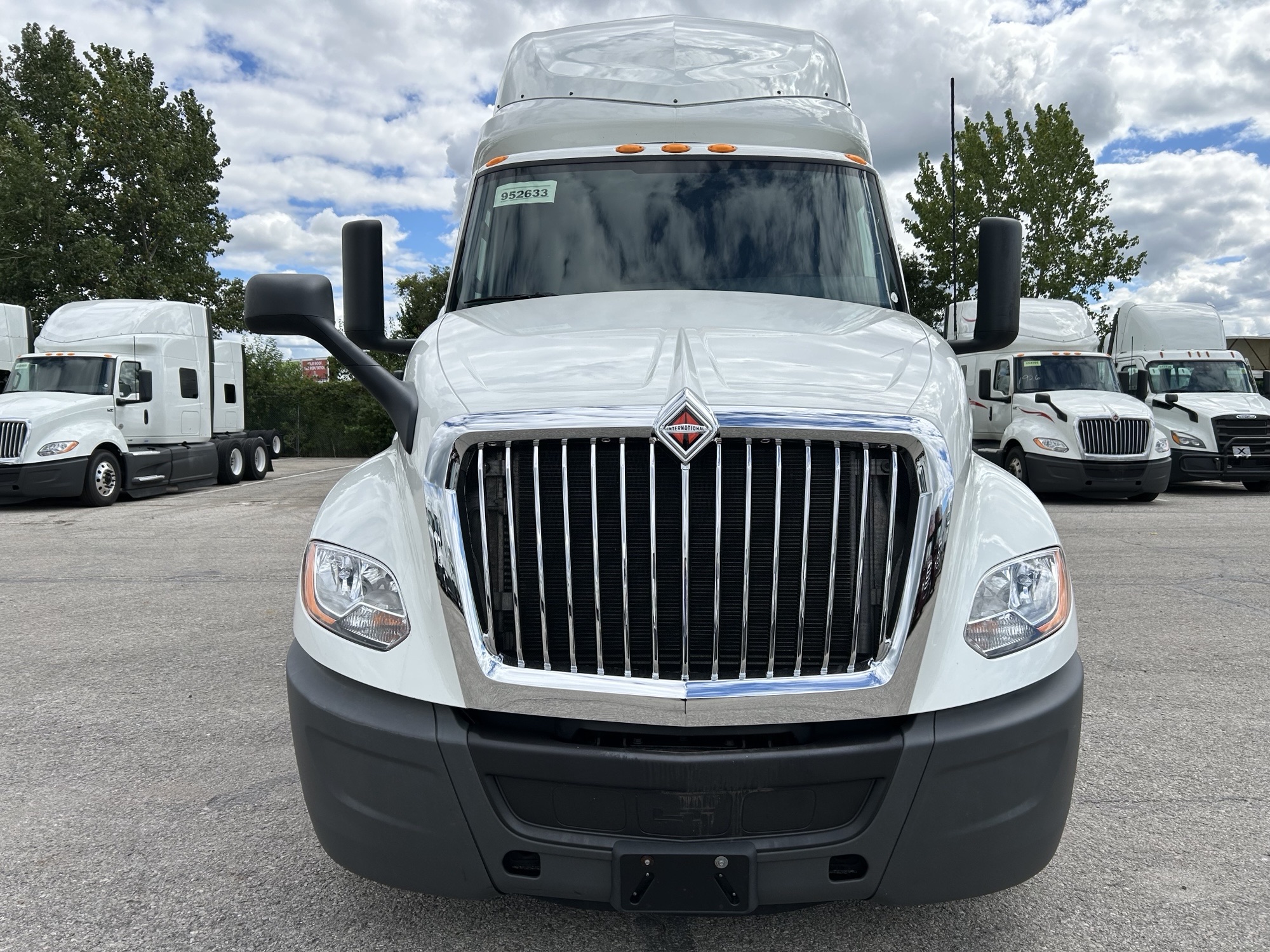 2022 International LT - image 2