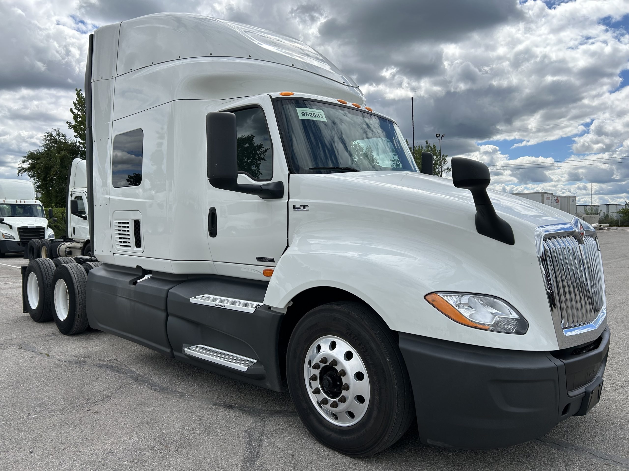 2022 International LT - image 3