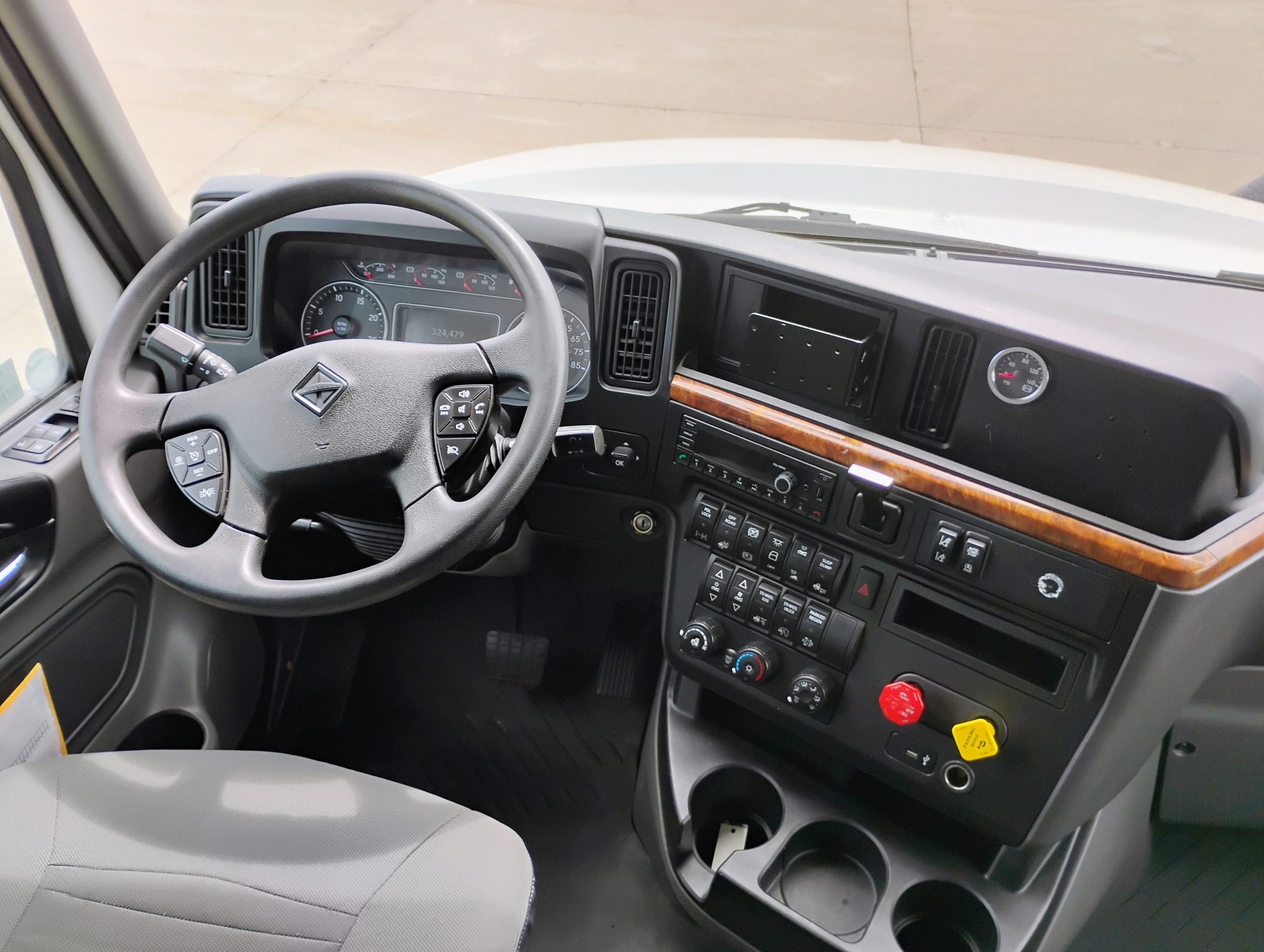 2022 International LT625 - image 4 of 6