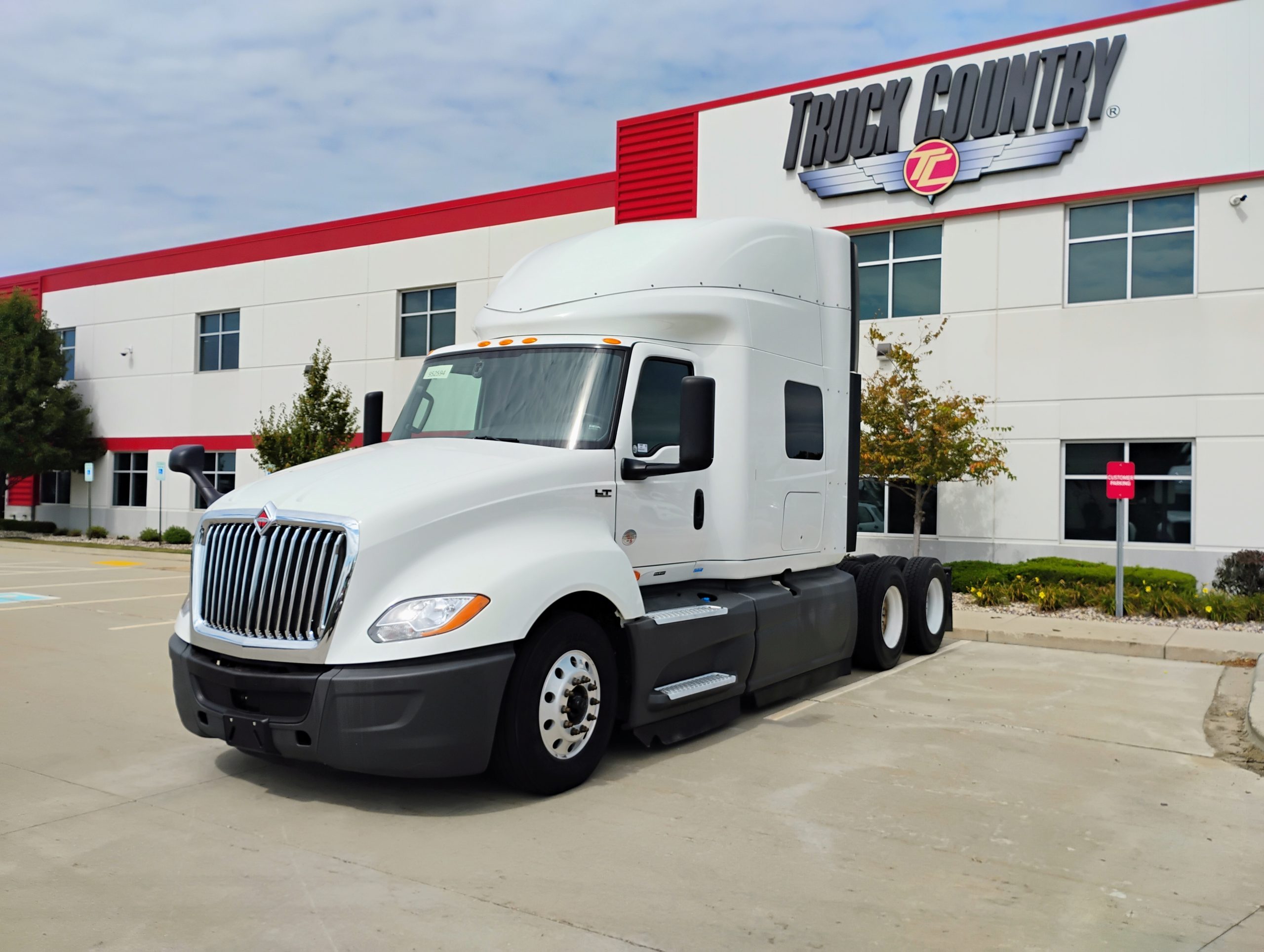 2022 International LT625 - image 1 of 6