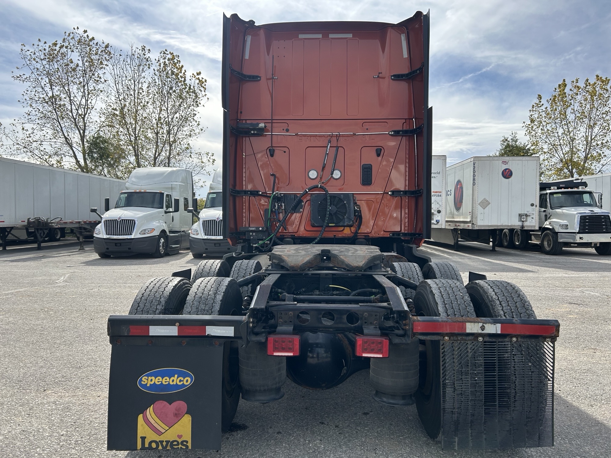 2022 International LT - image 4