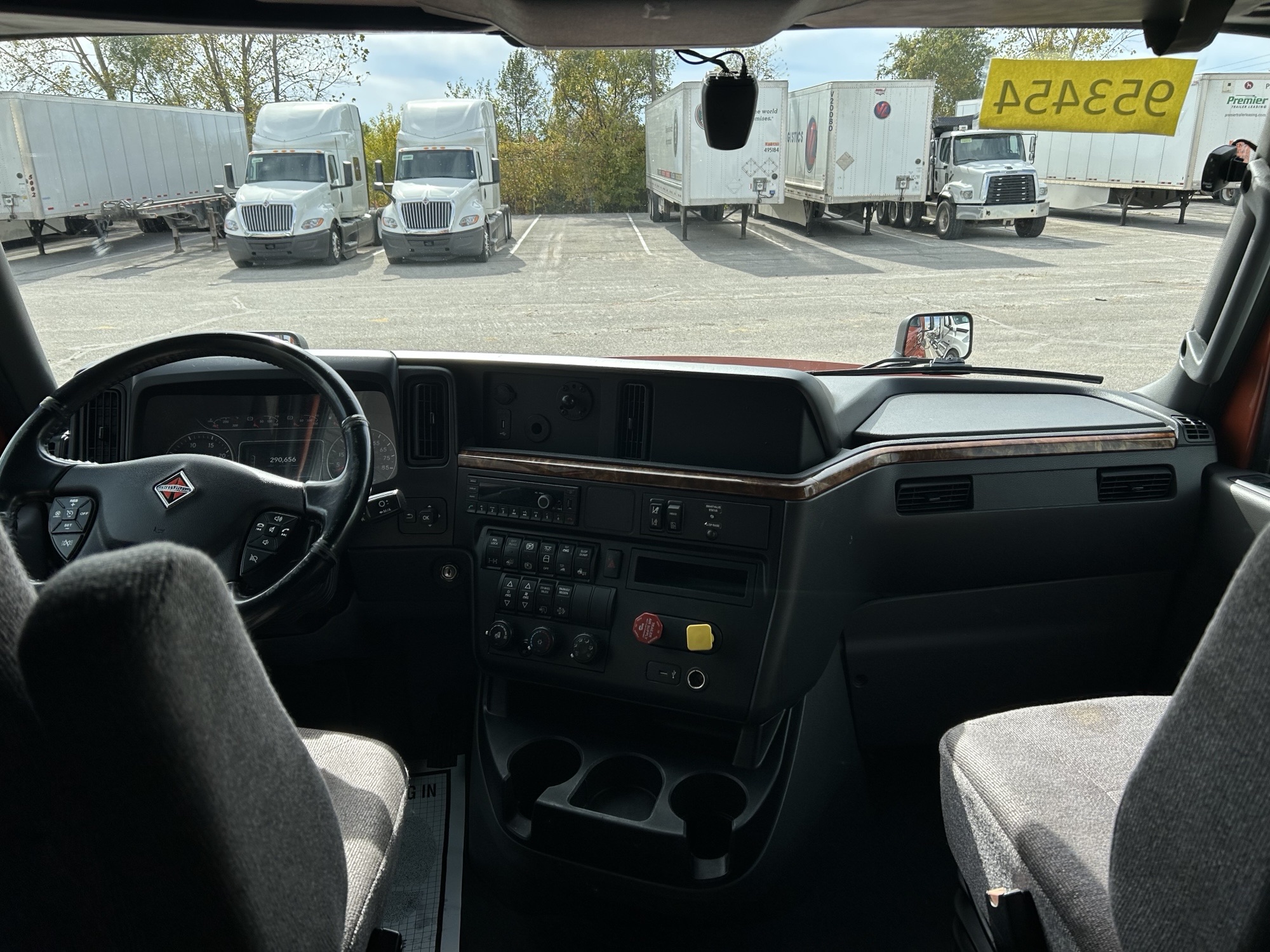 2022 International LT - image 5