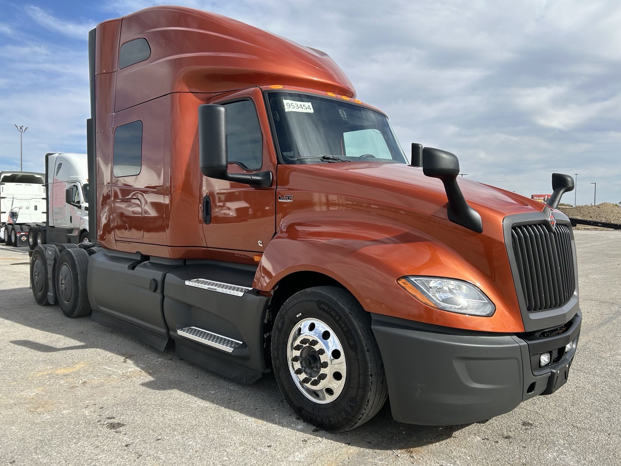 2022 International LT - image 3