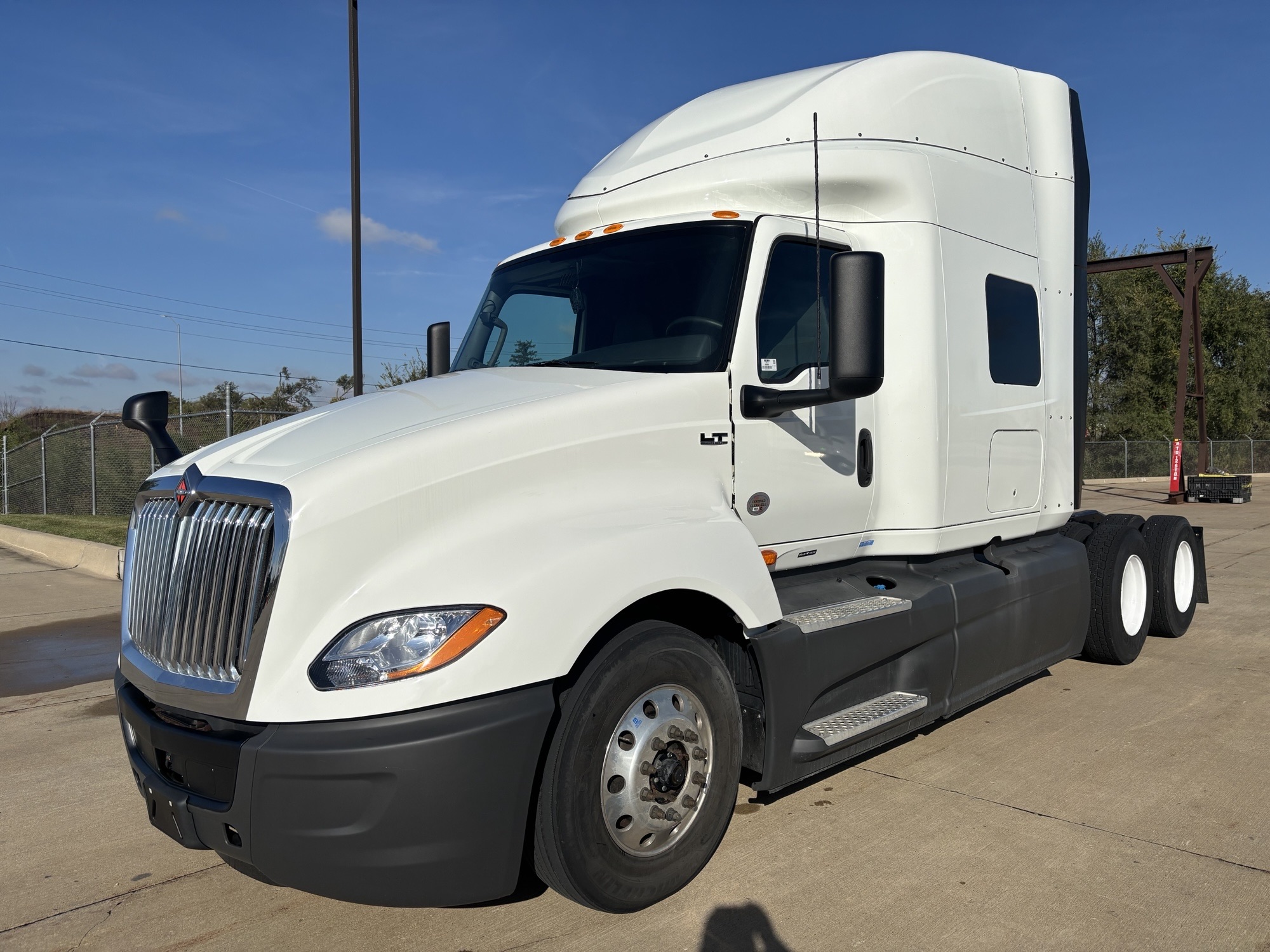 2022 International LT625 - image 1 of 6