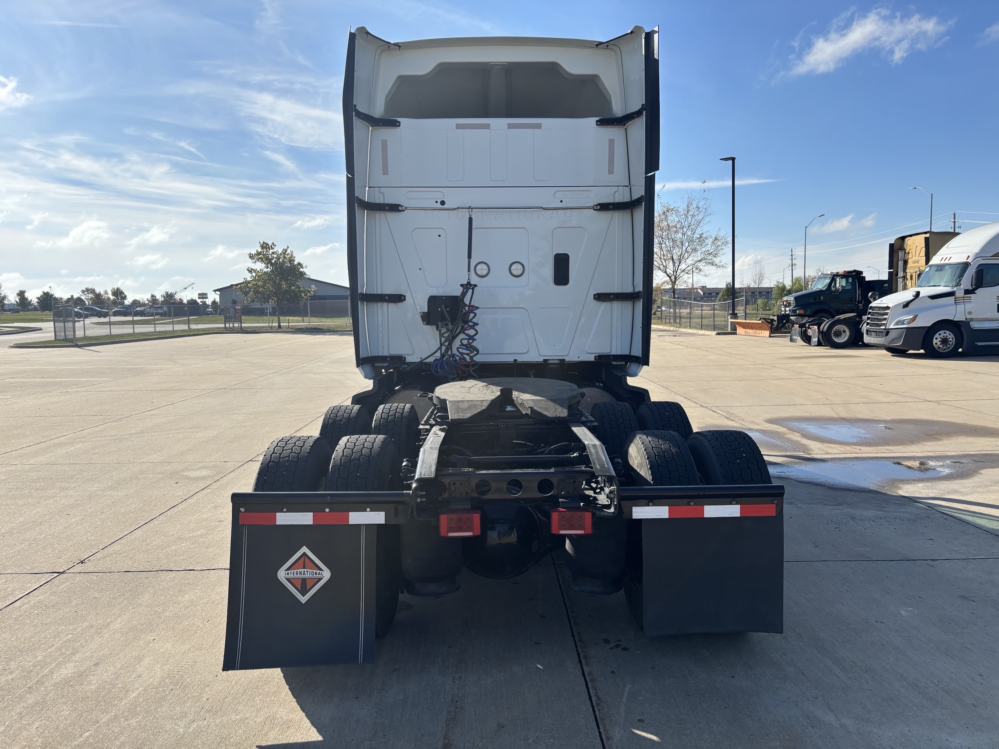 2022 International LT625 - image 4 of 6