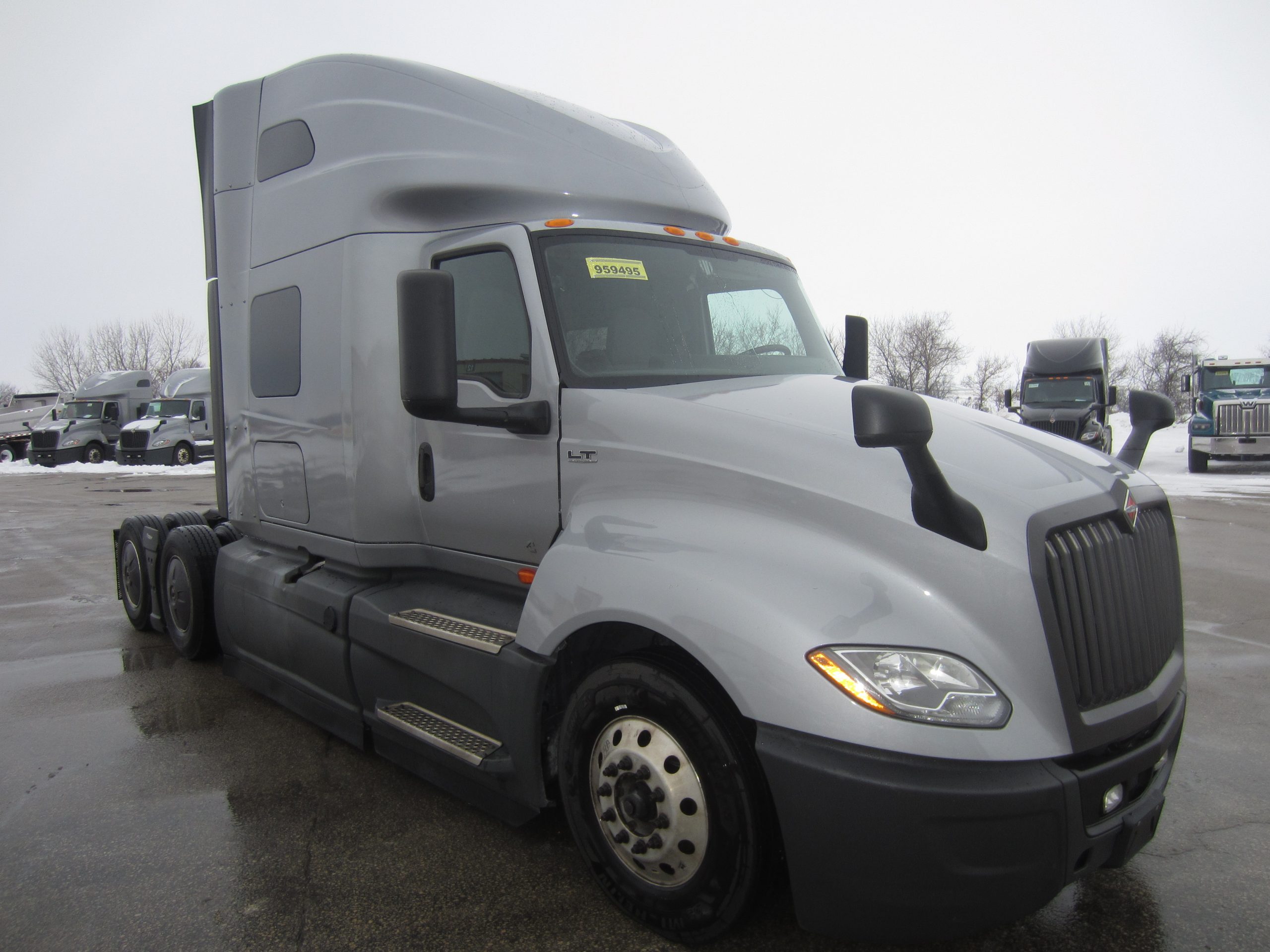 2022 International LT - image 3