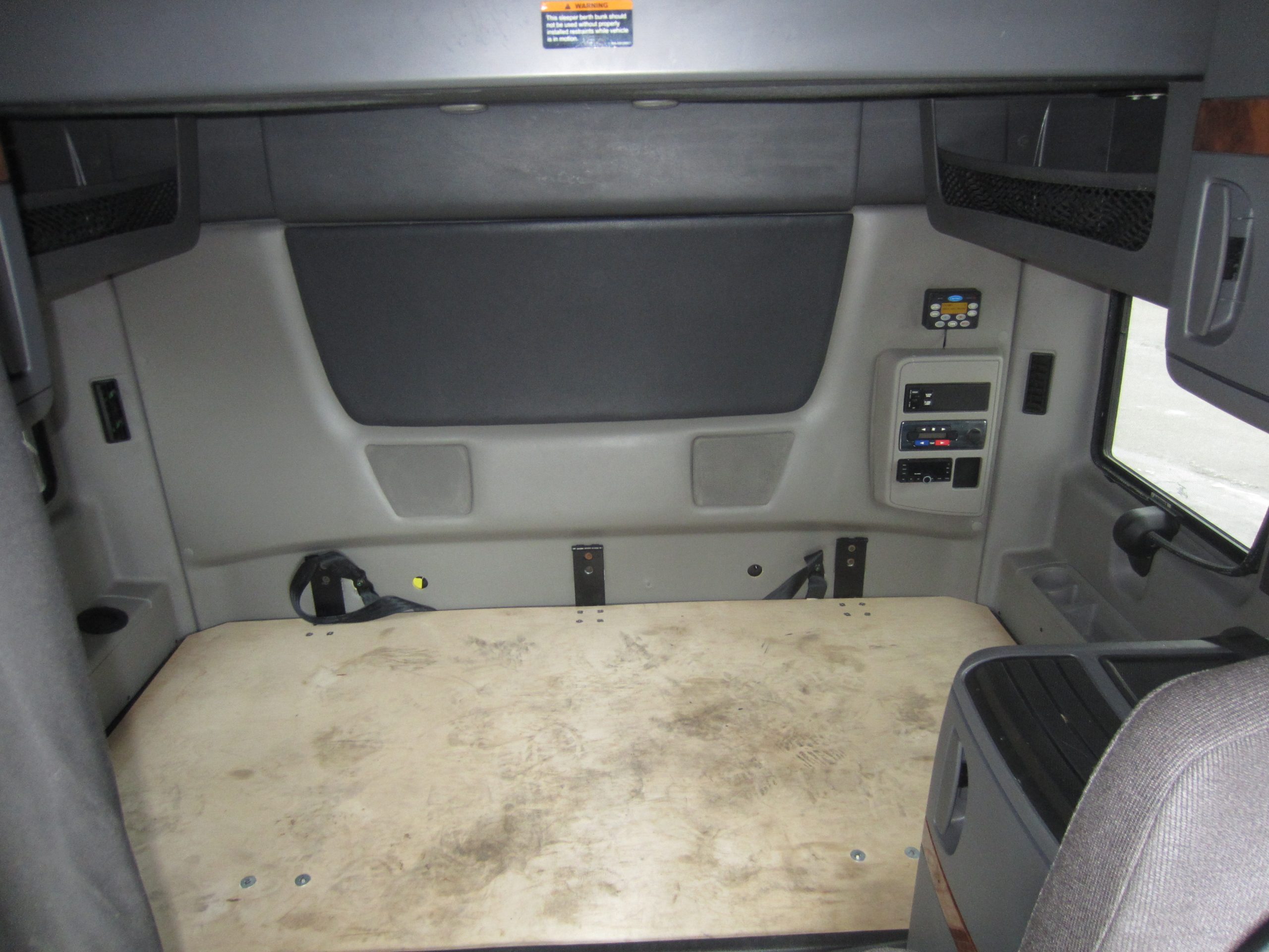 2022 International LT - image 6