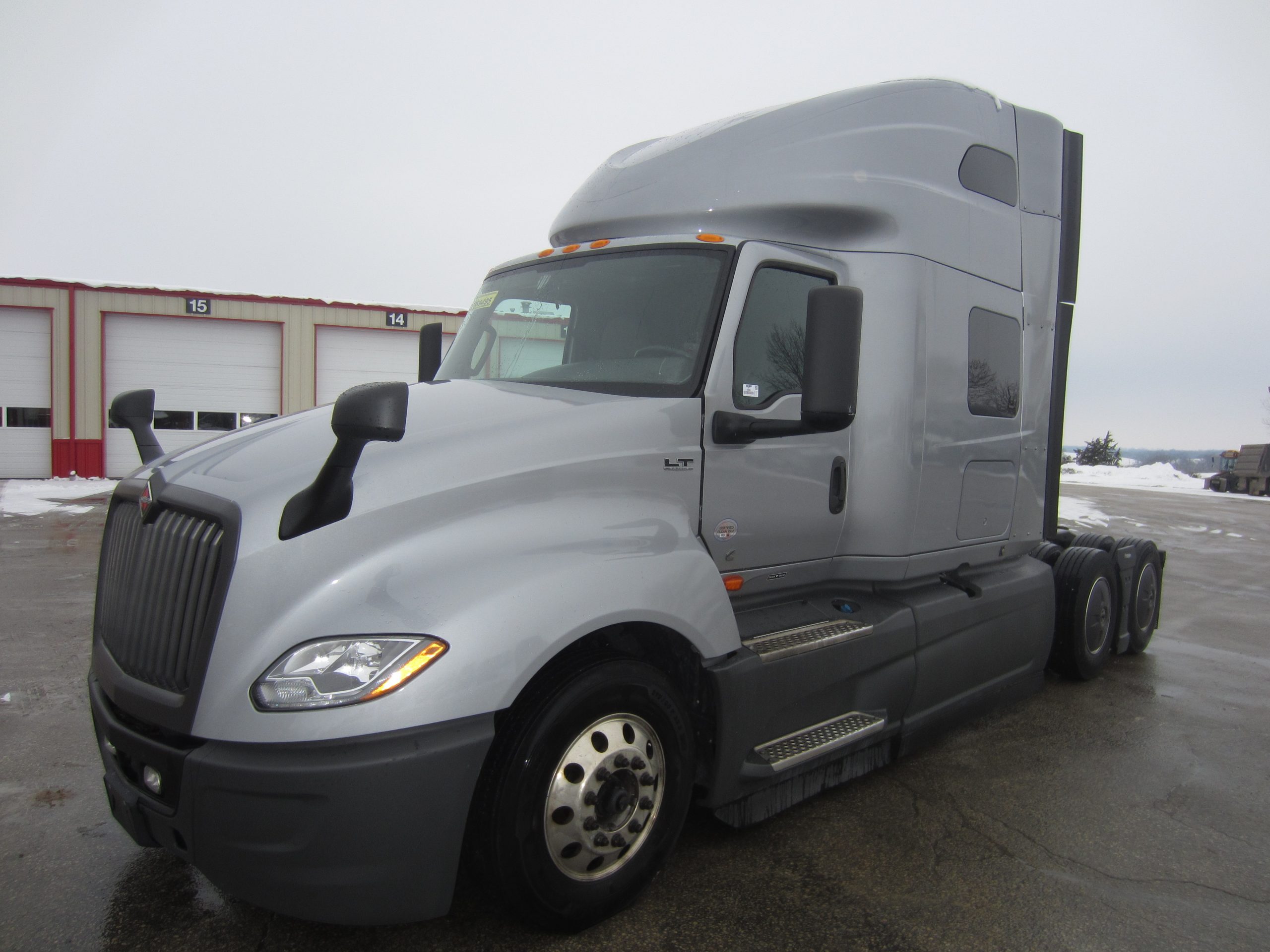 2022 International LT - image 1