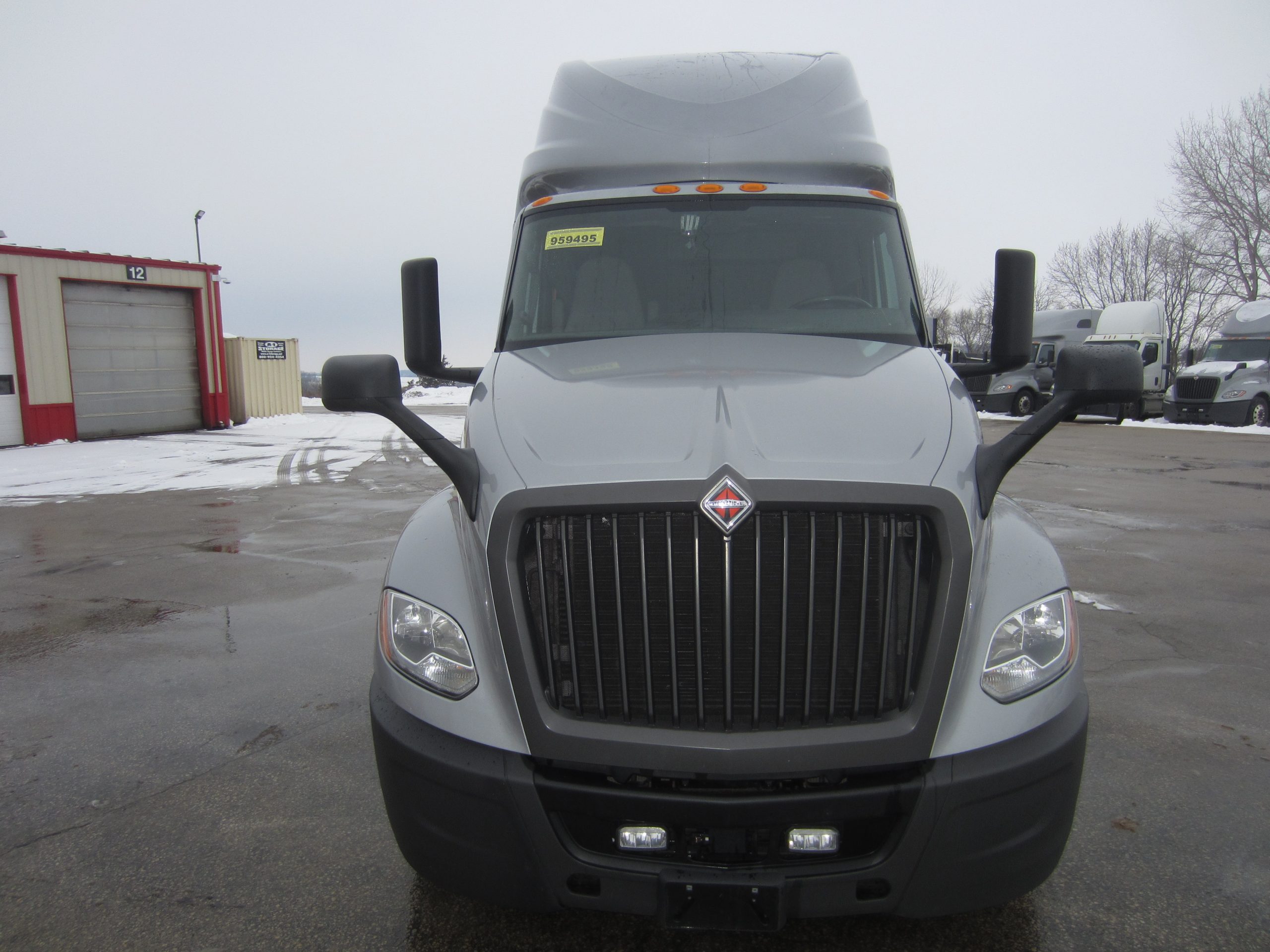 2022 International LT - image 2