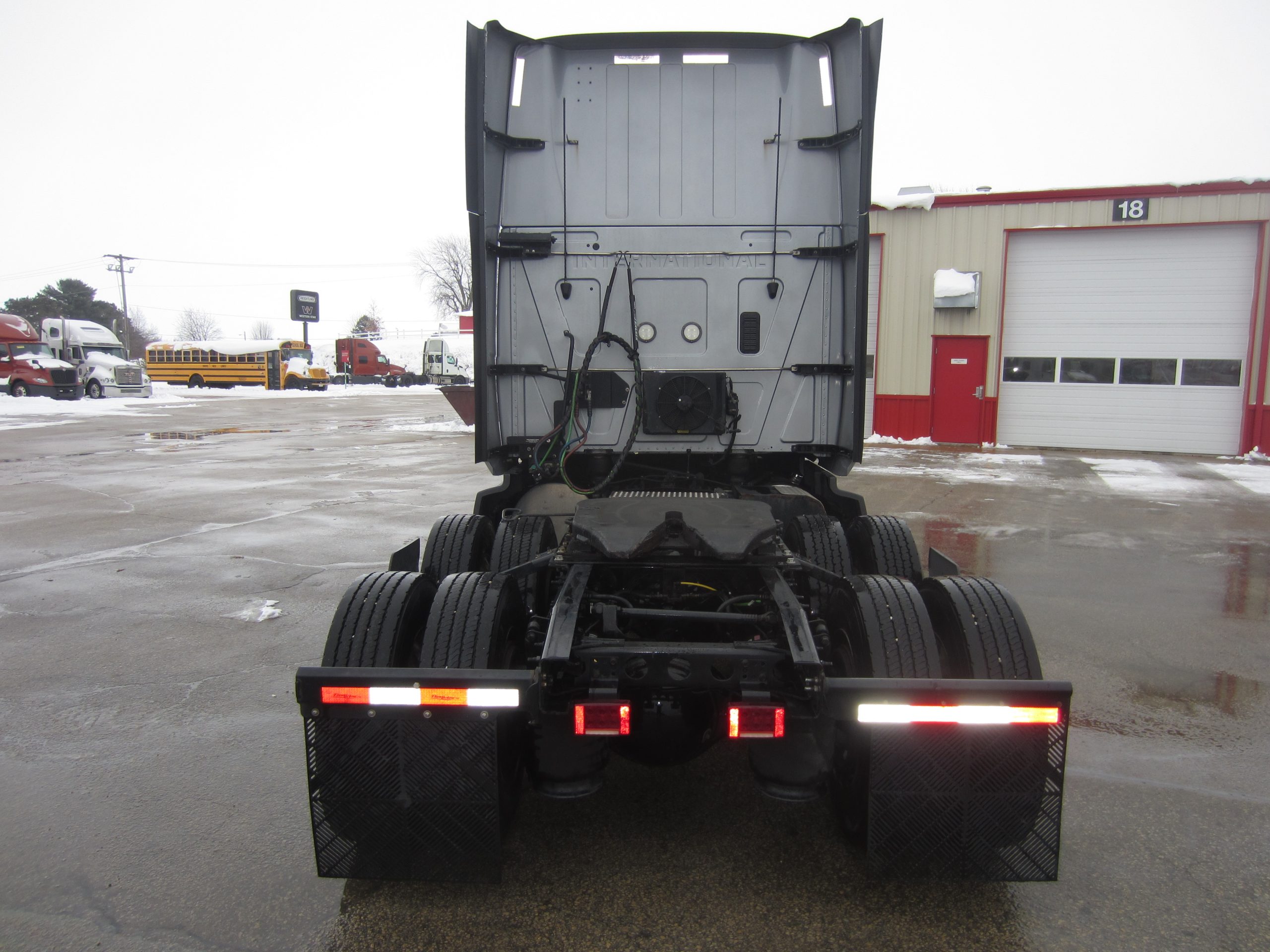 2022 International LT - image 4