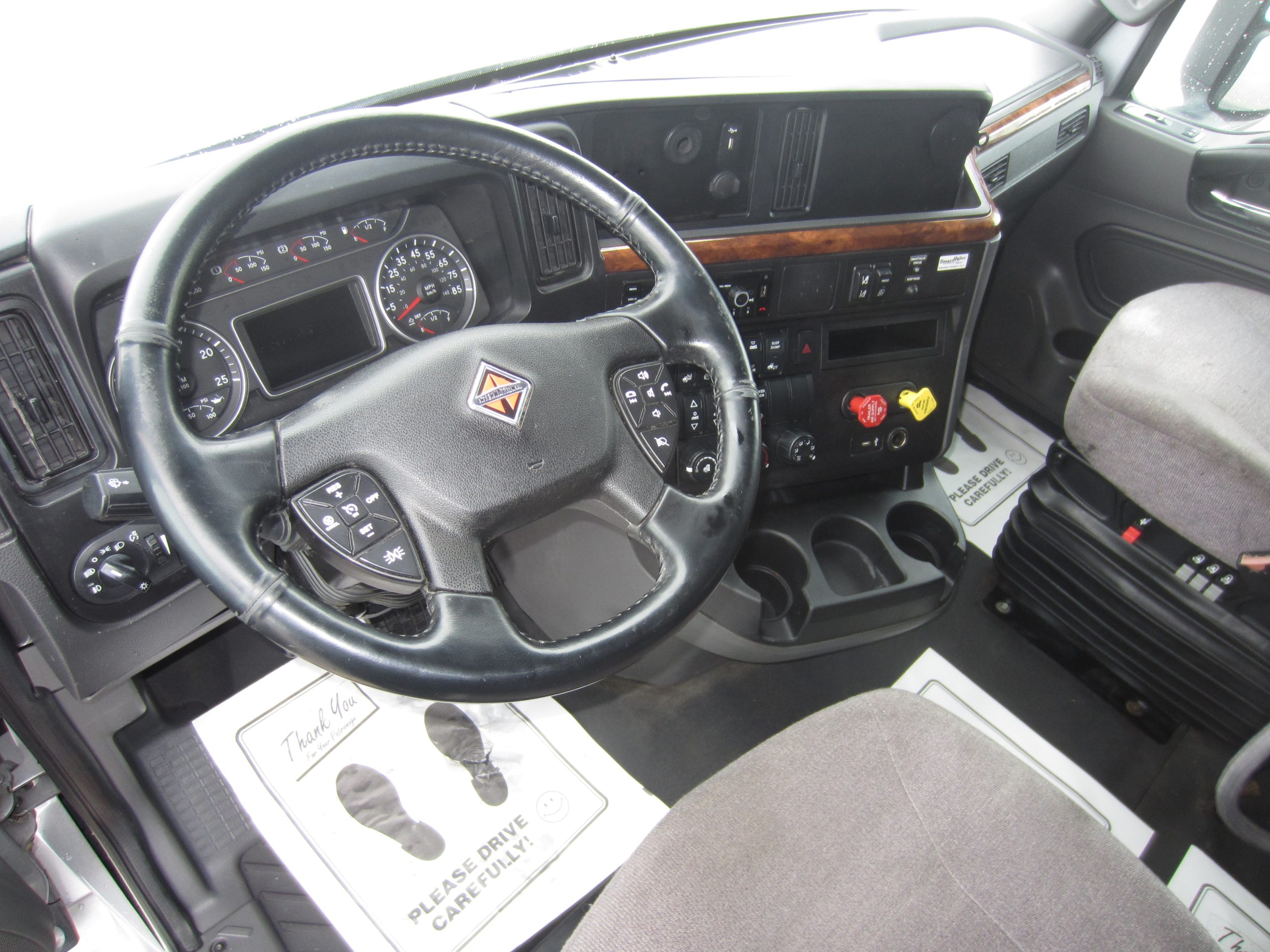 2022 International LT - image 5