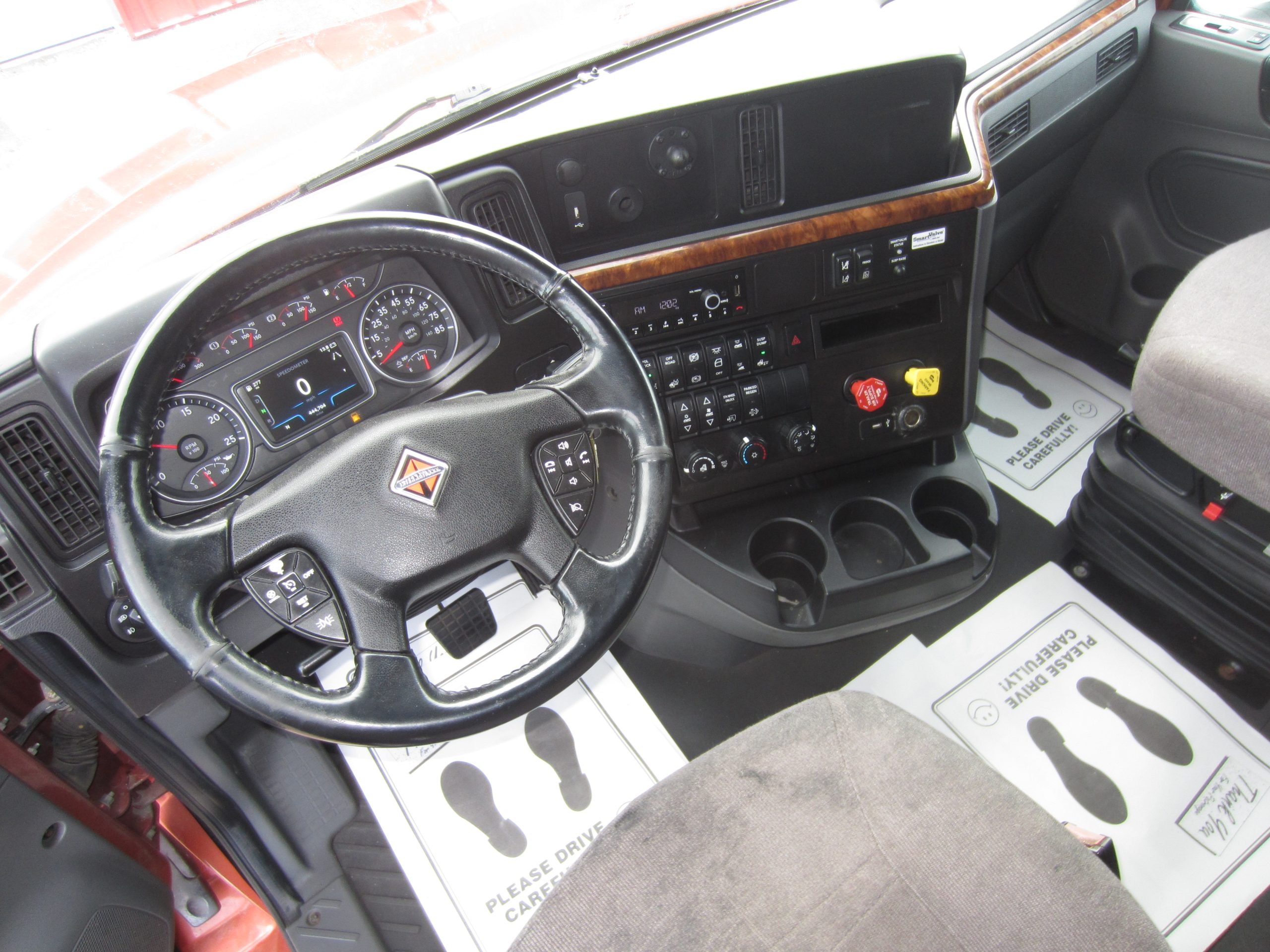 2022 International LT625 - image 5 of 6