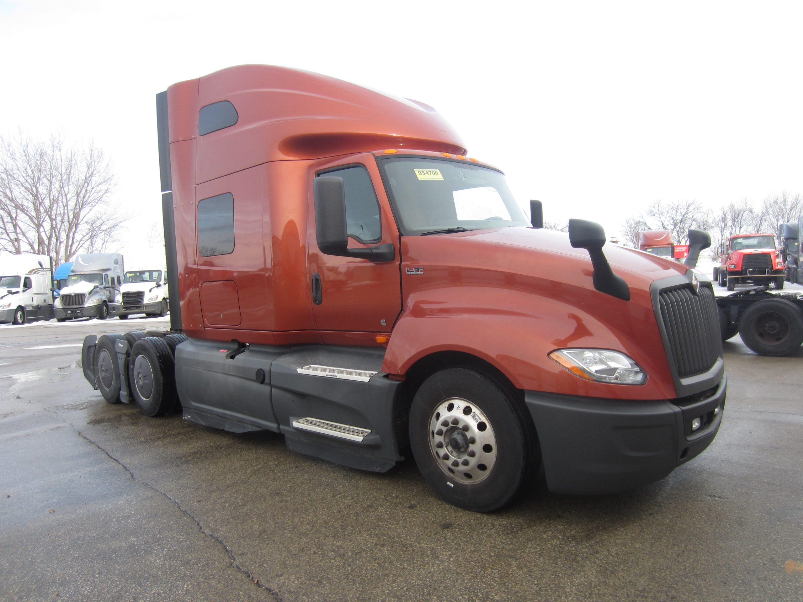 2022 International LT625 - image 3 of 6