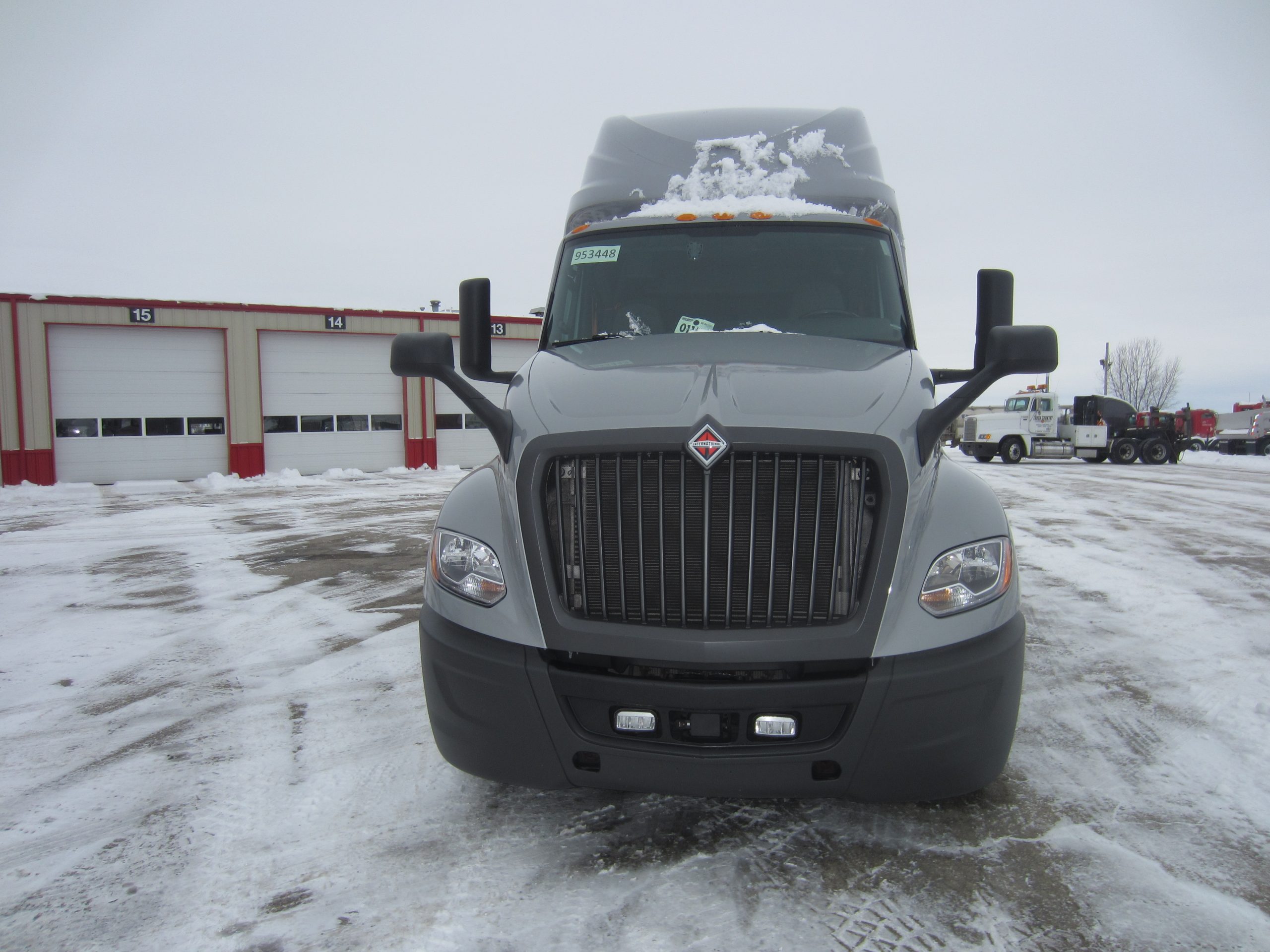 2022 International LT625 - image 2 of 6