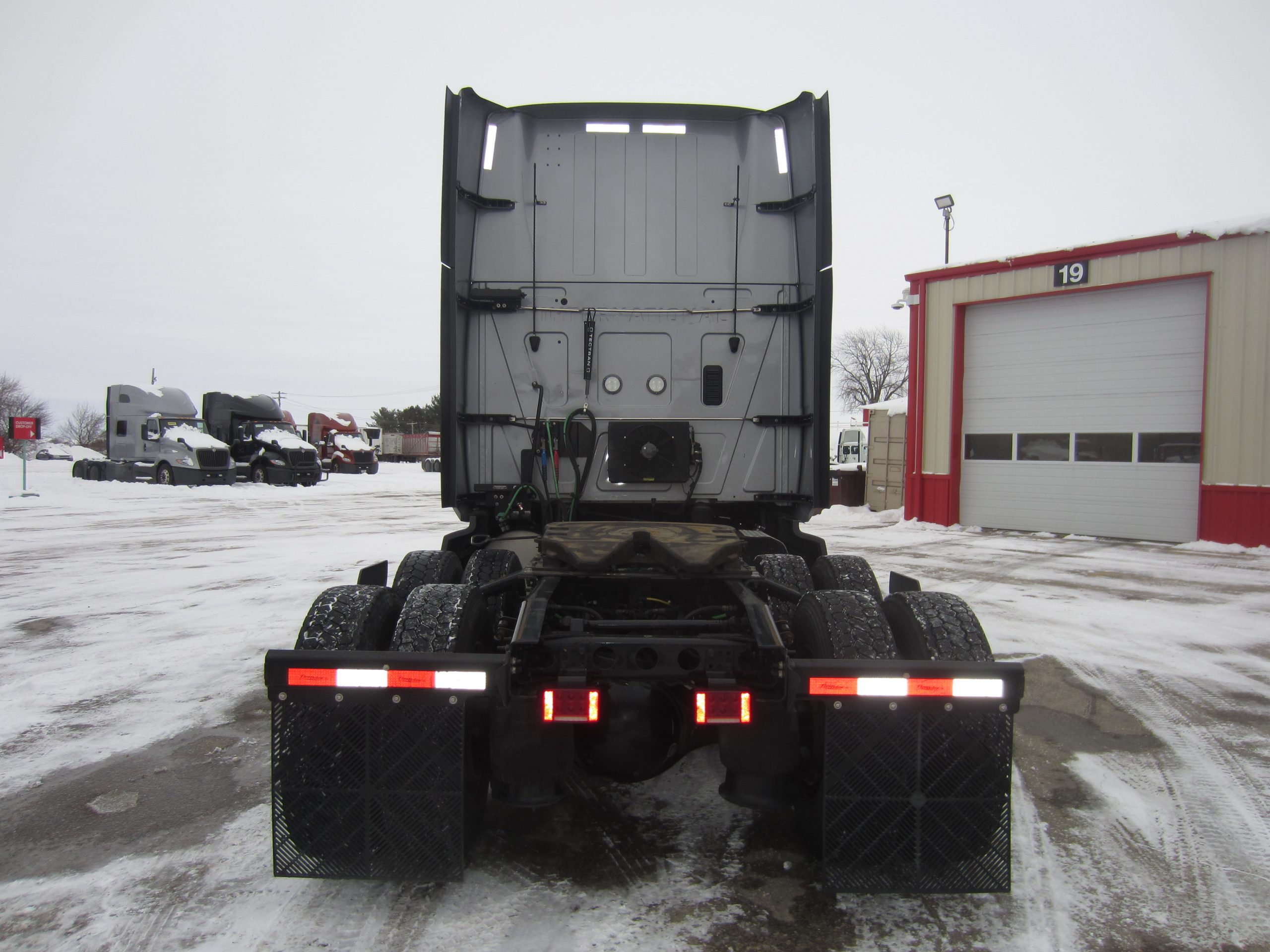 2022 International LT625 - image 4 of 6