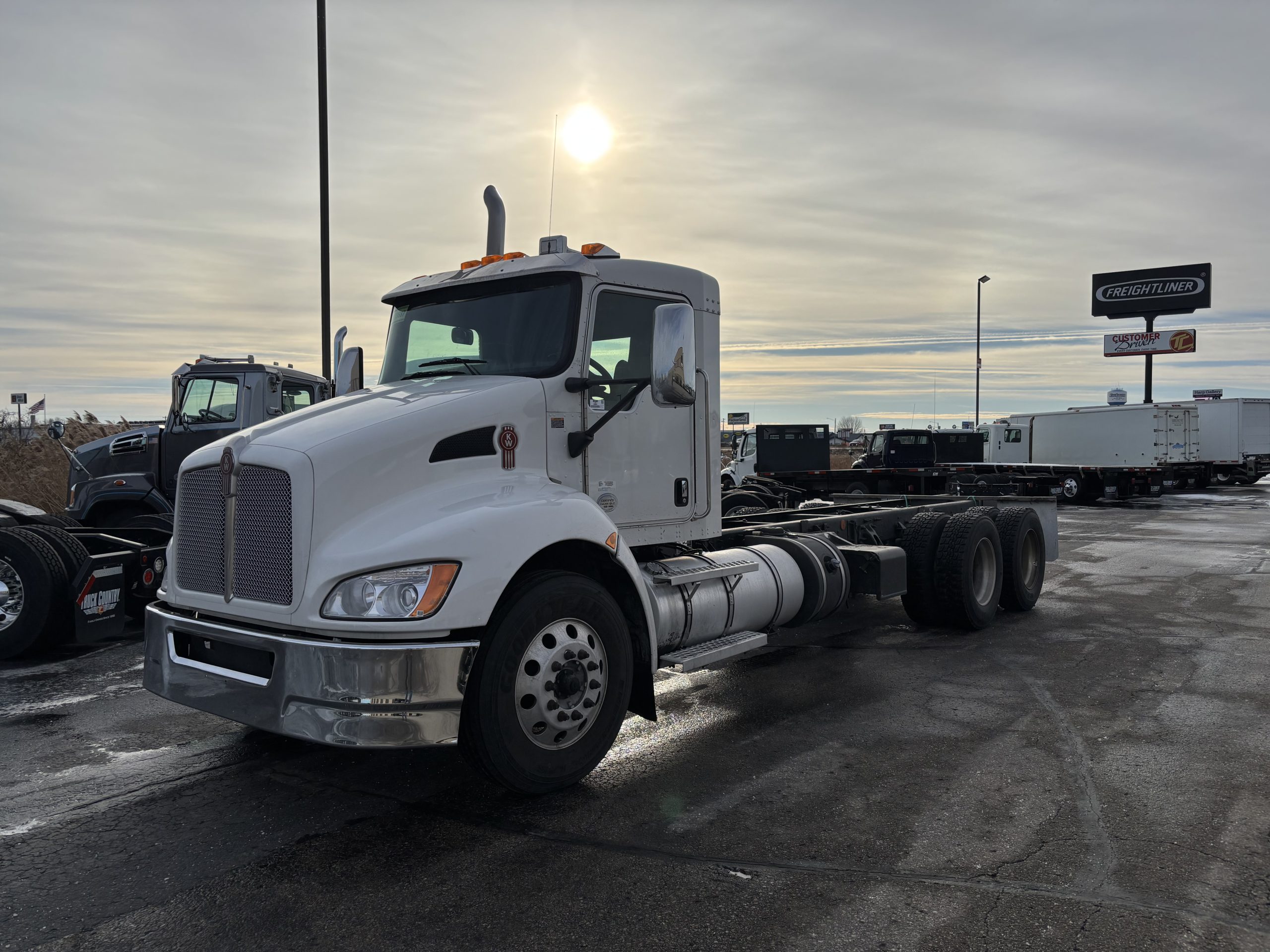 2020 Kenworth T370 - image 1 of 5