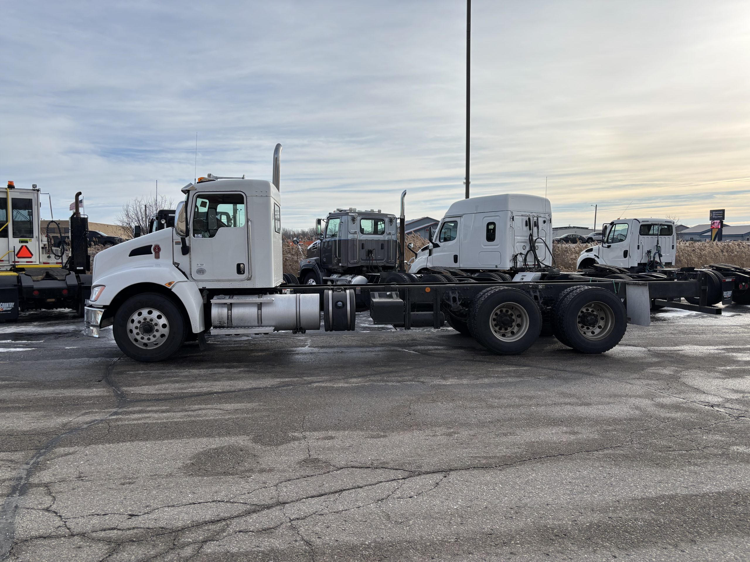 2020 Kenworth T370 - image 4 of 5