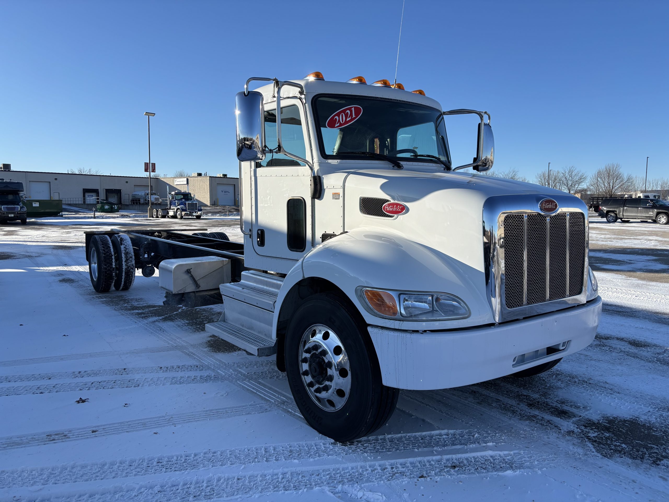 2021 Peterbilt 337 - image 3 of 5