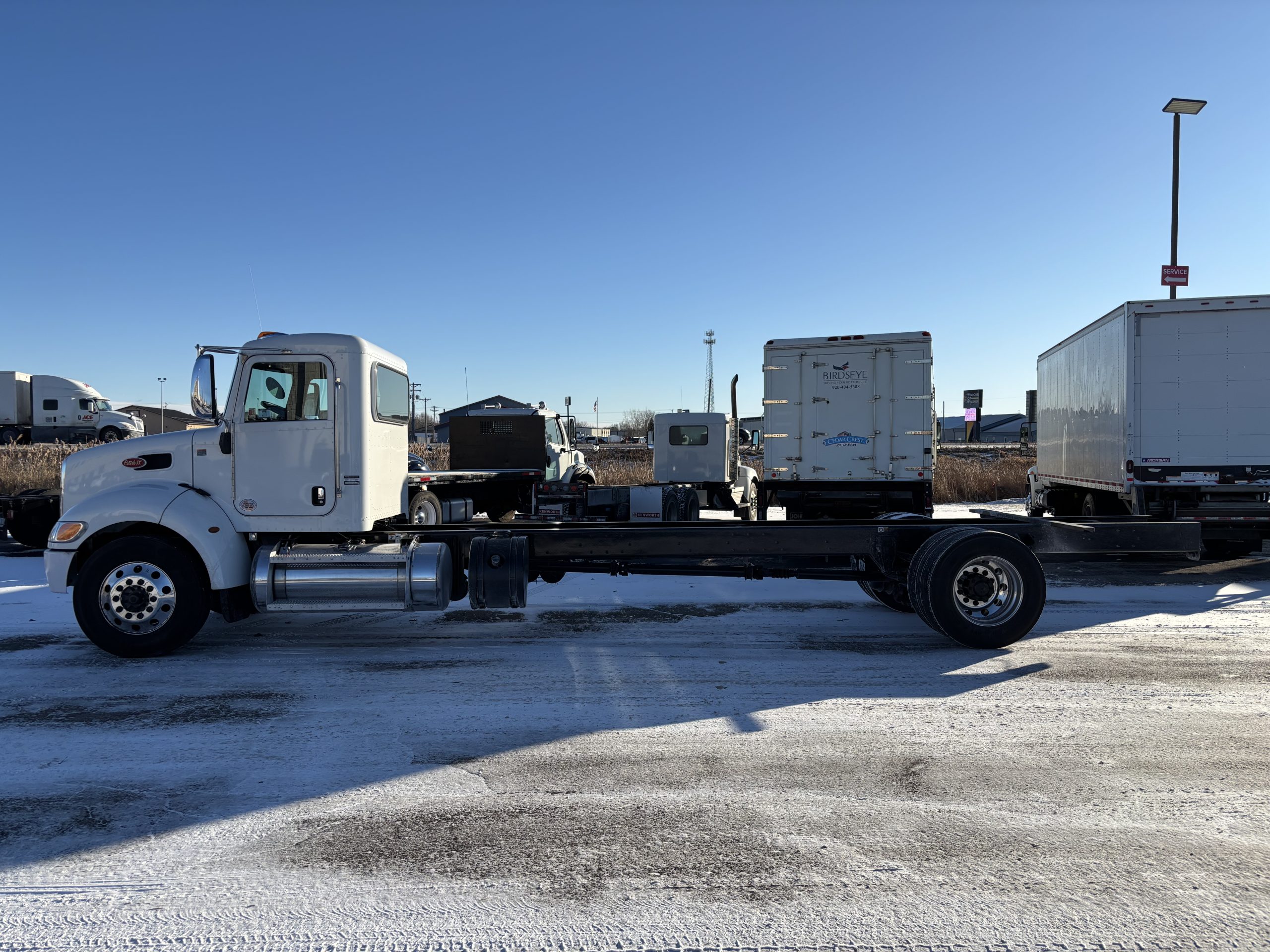 2021 Peterbilt 337 - image 4 of 5