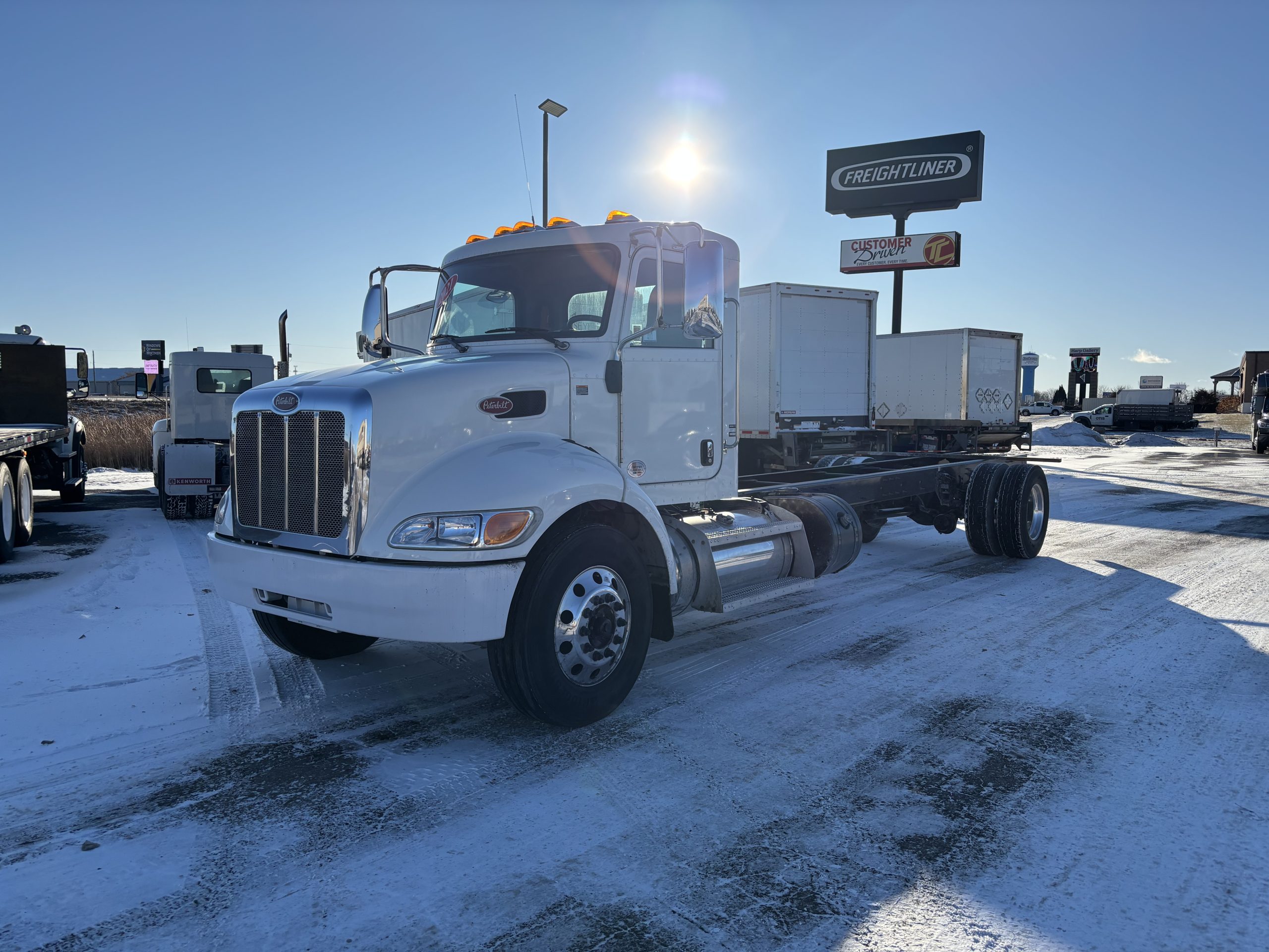 2021 Peterbilt 337 - image 1 of 5