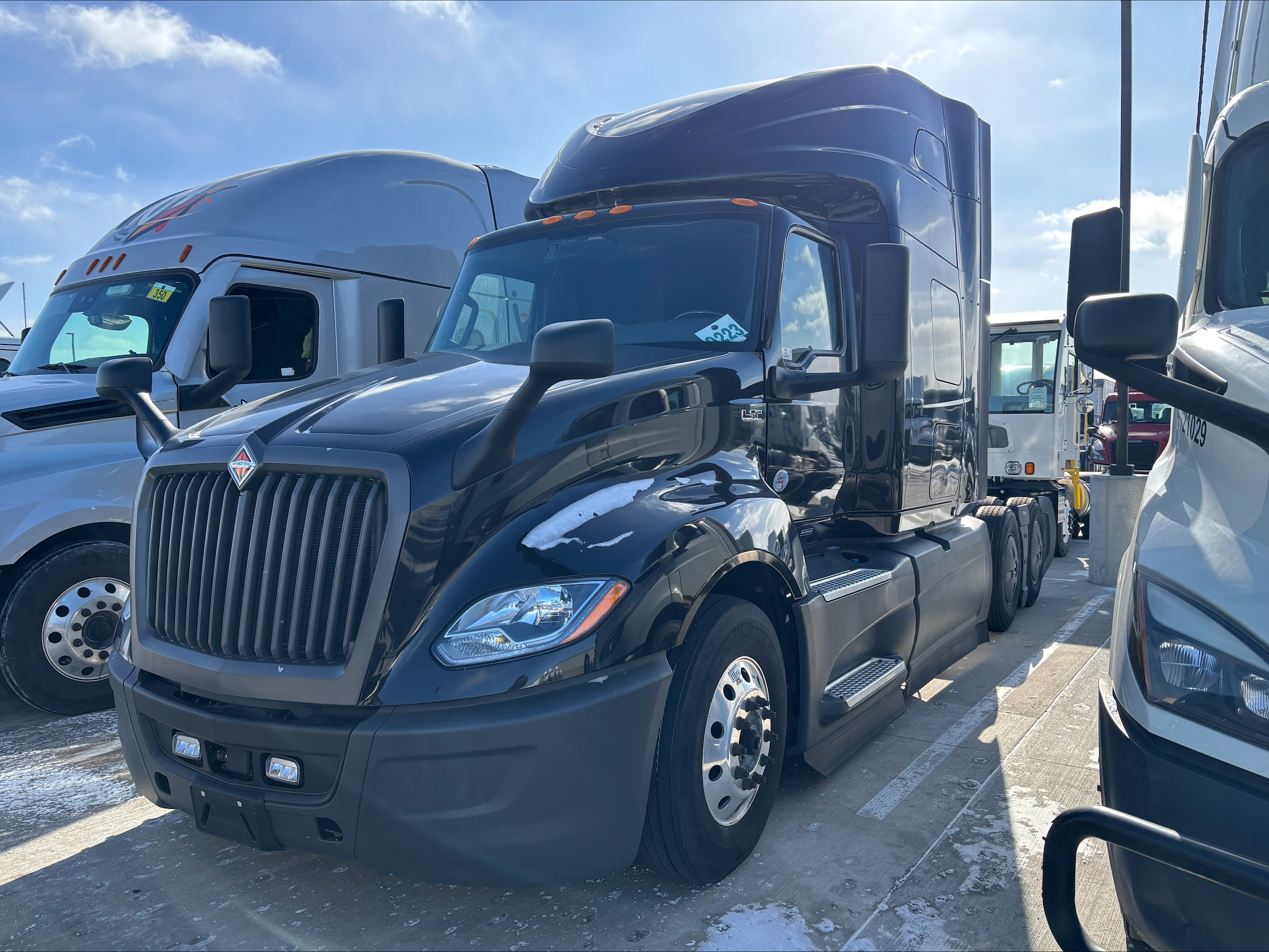 2022 International LT - image 3