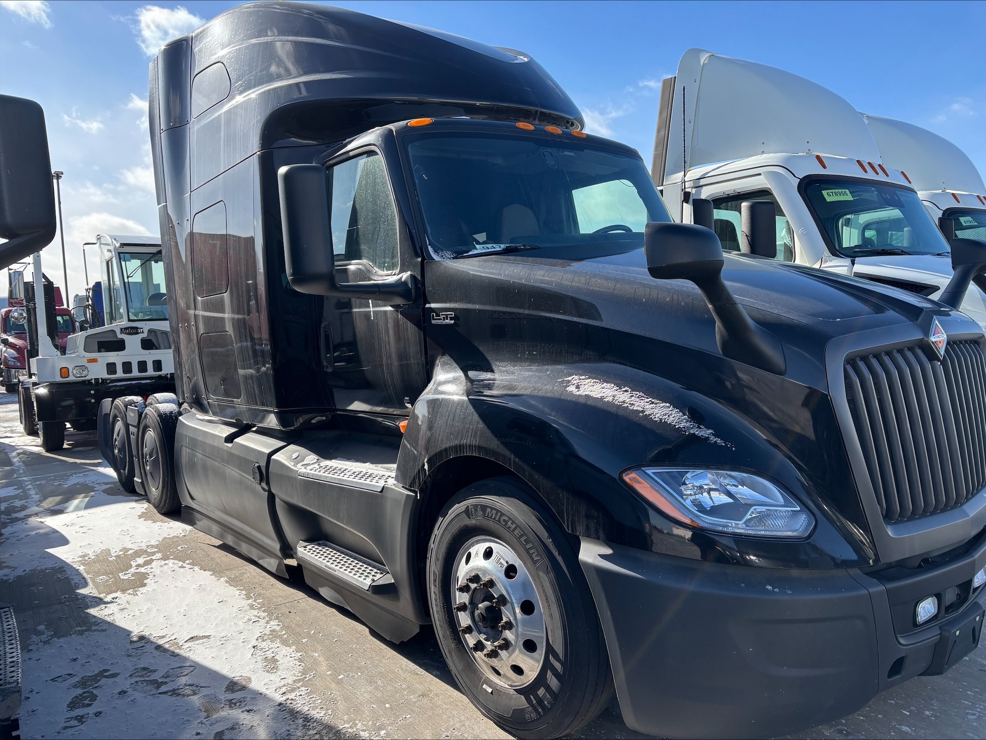 2022 International LT - image 4