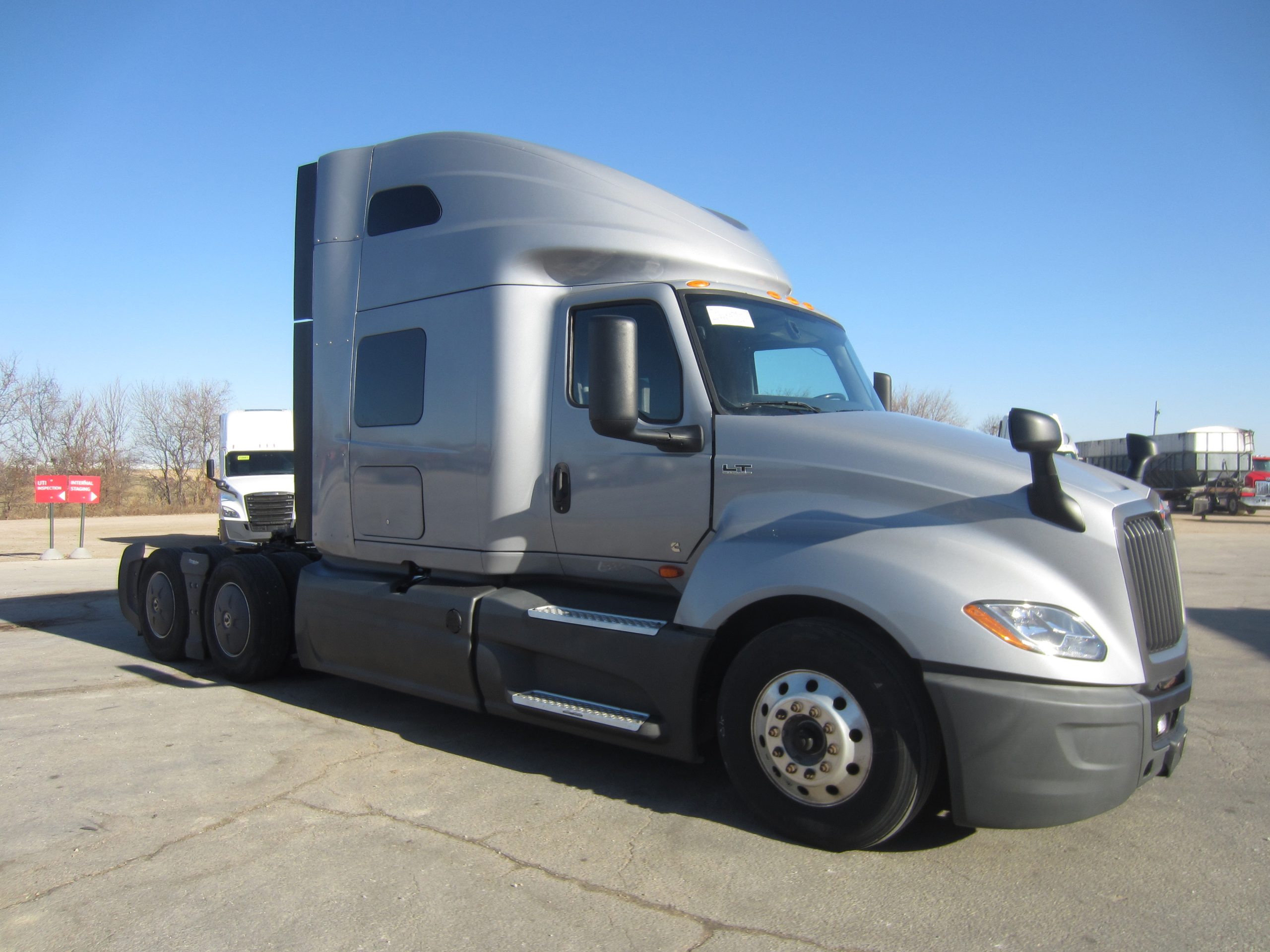 2022 International LT - image 3