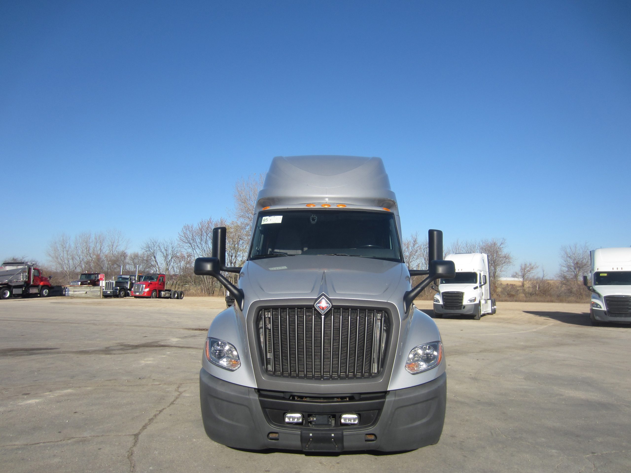 2022 International LT - image 2