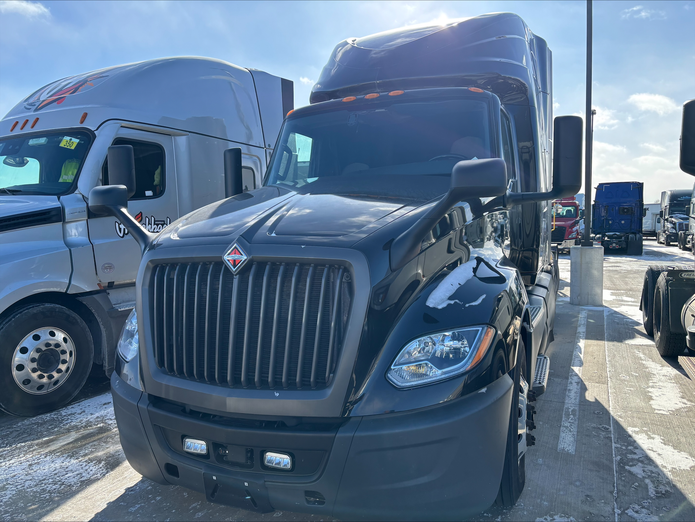 2022 International LT - image 2