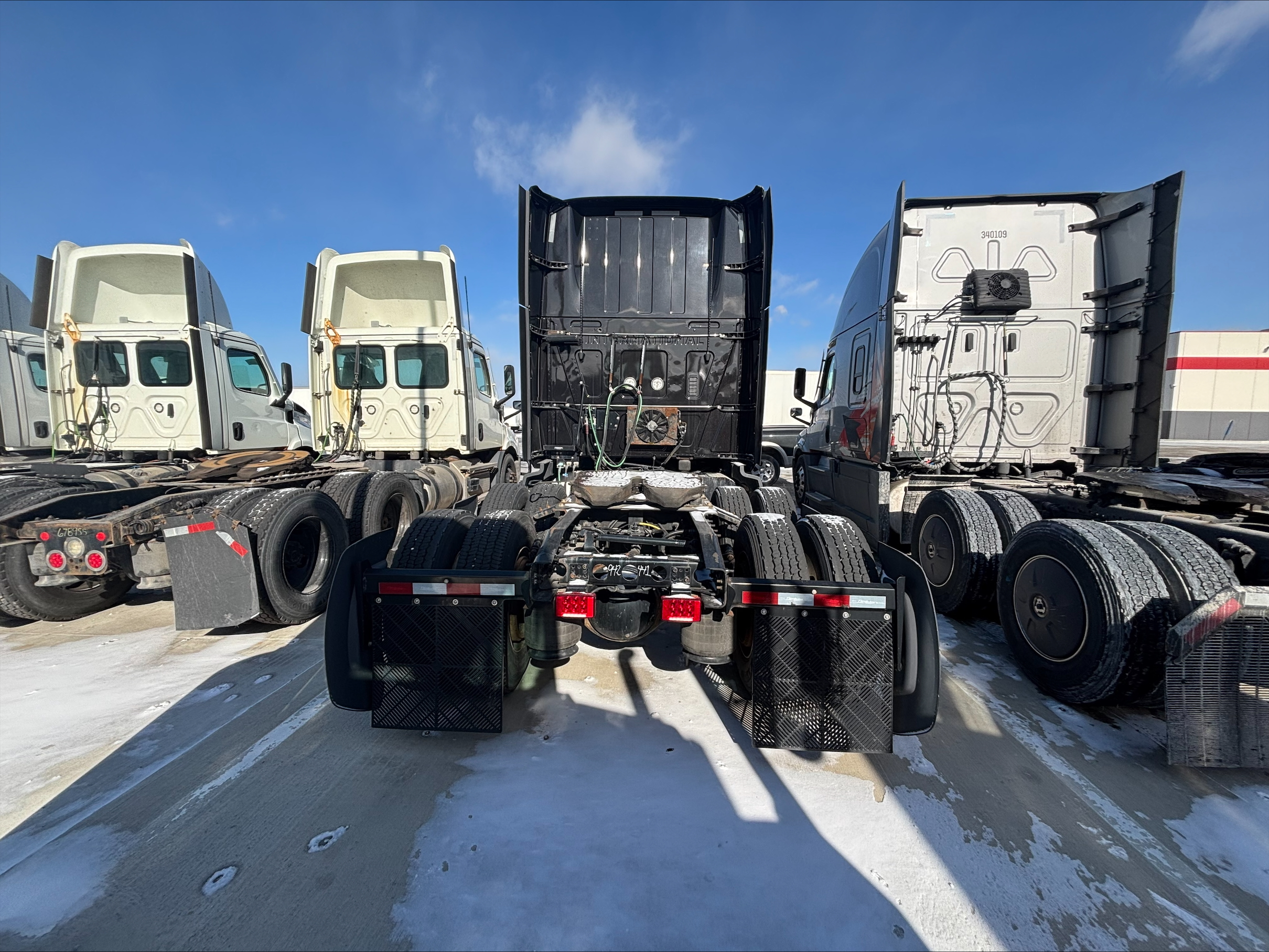 2022 International LT - image 6