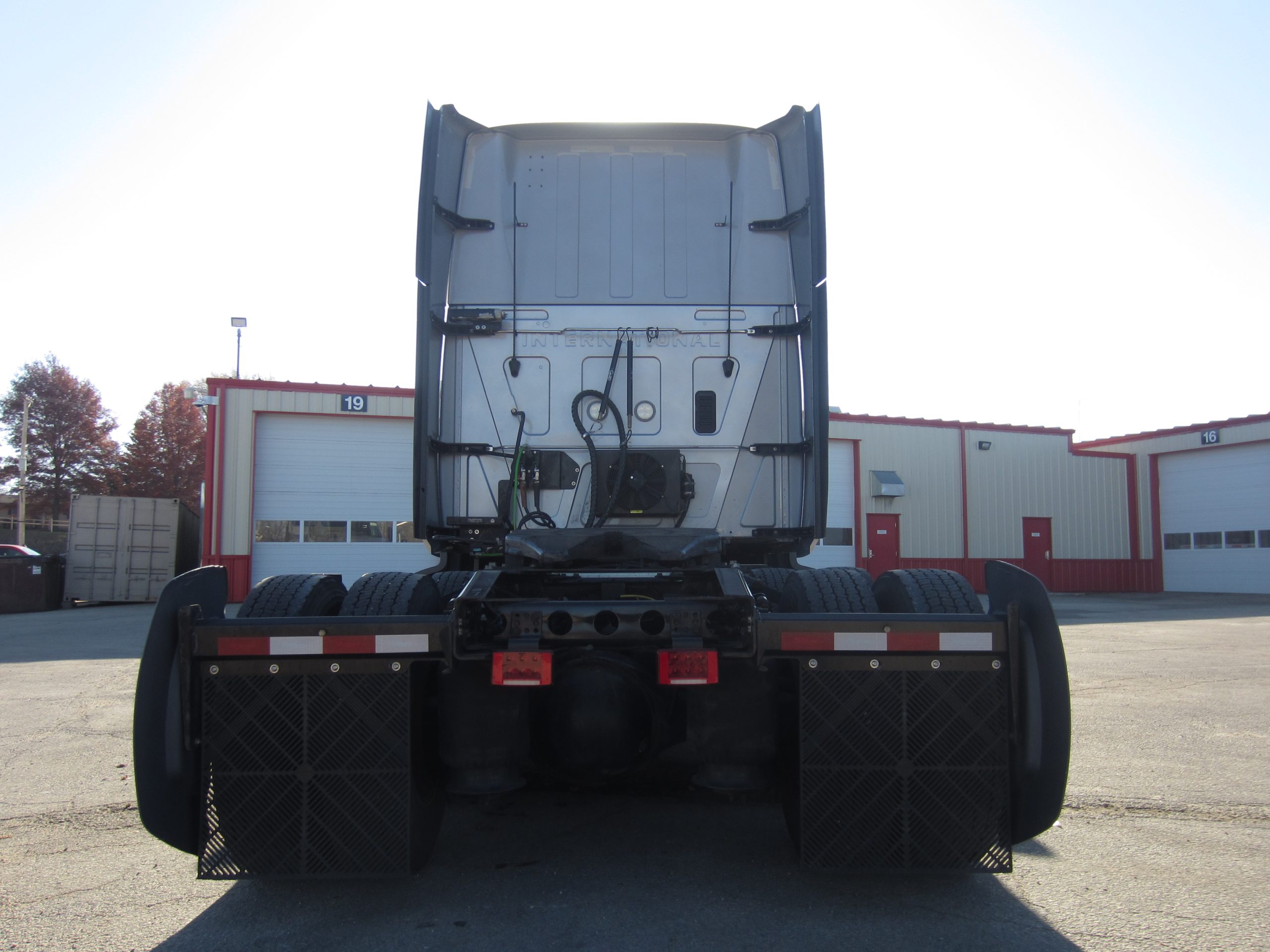 2022 International LT - image 4