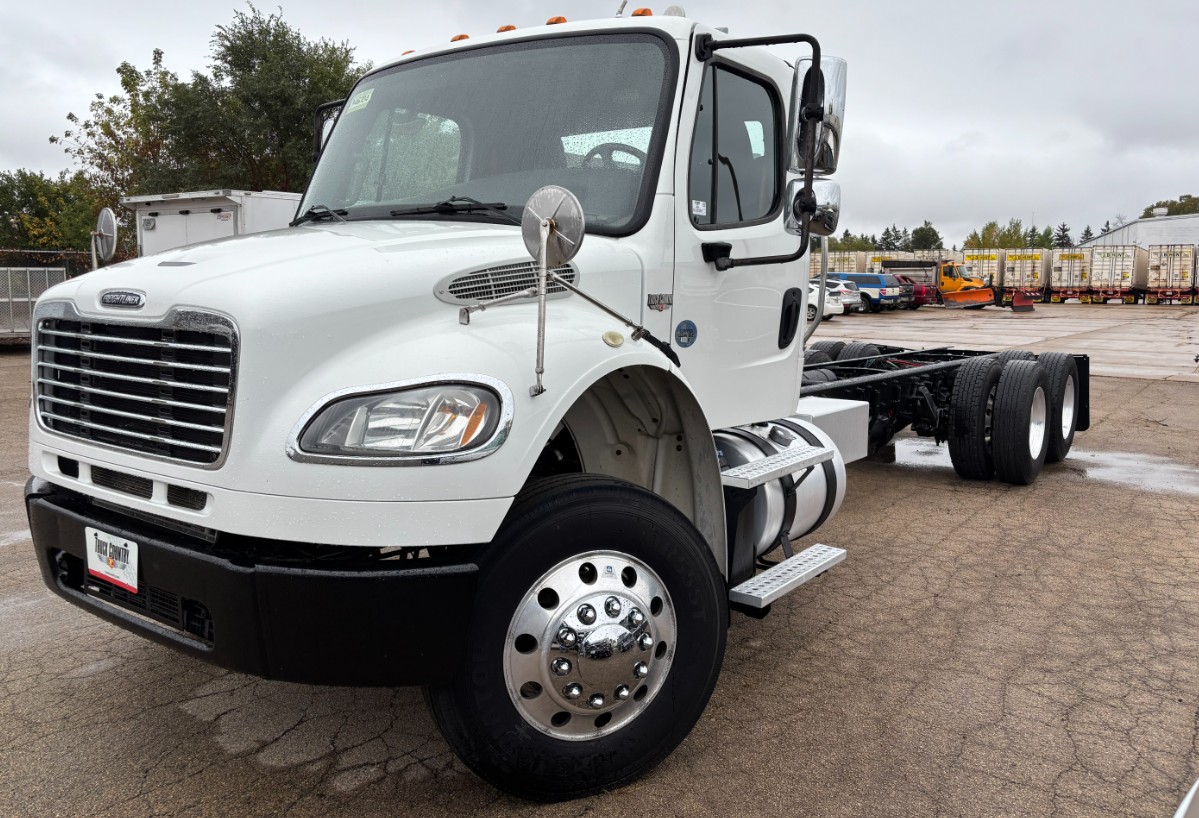 2011 Freightliner M280 - image 1 of 1