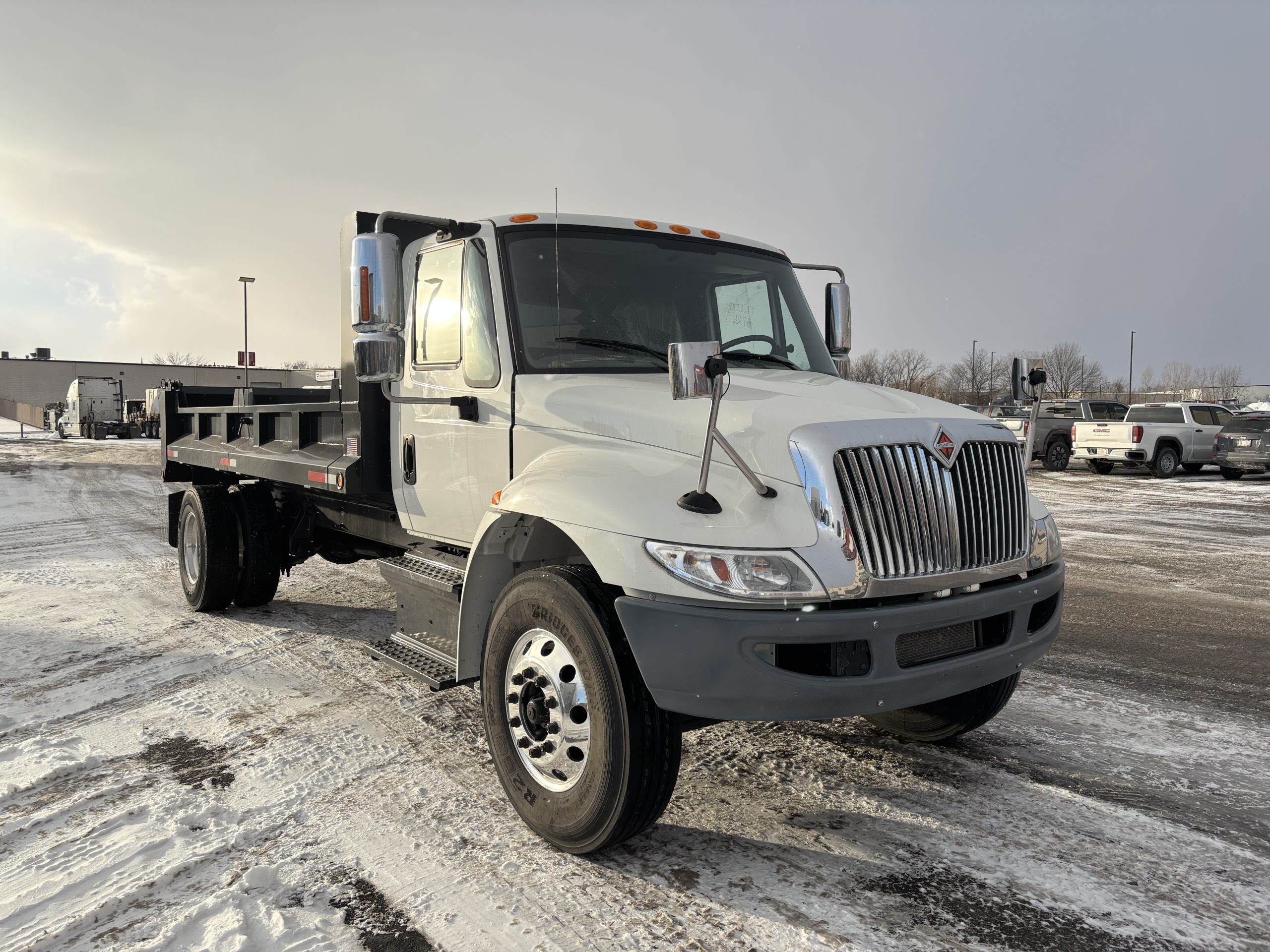 2018 International - image 2