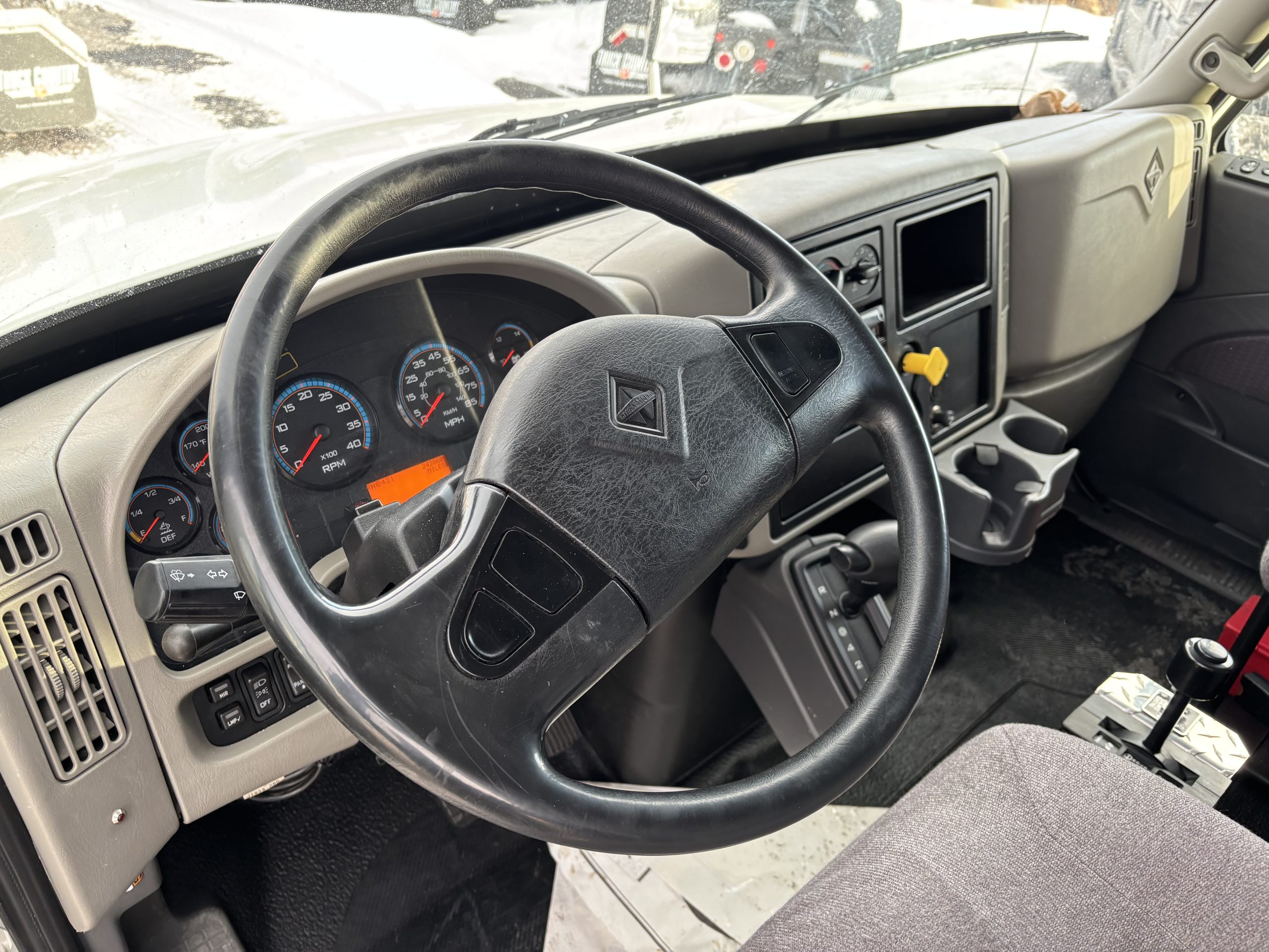 2018 International - image 3