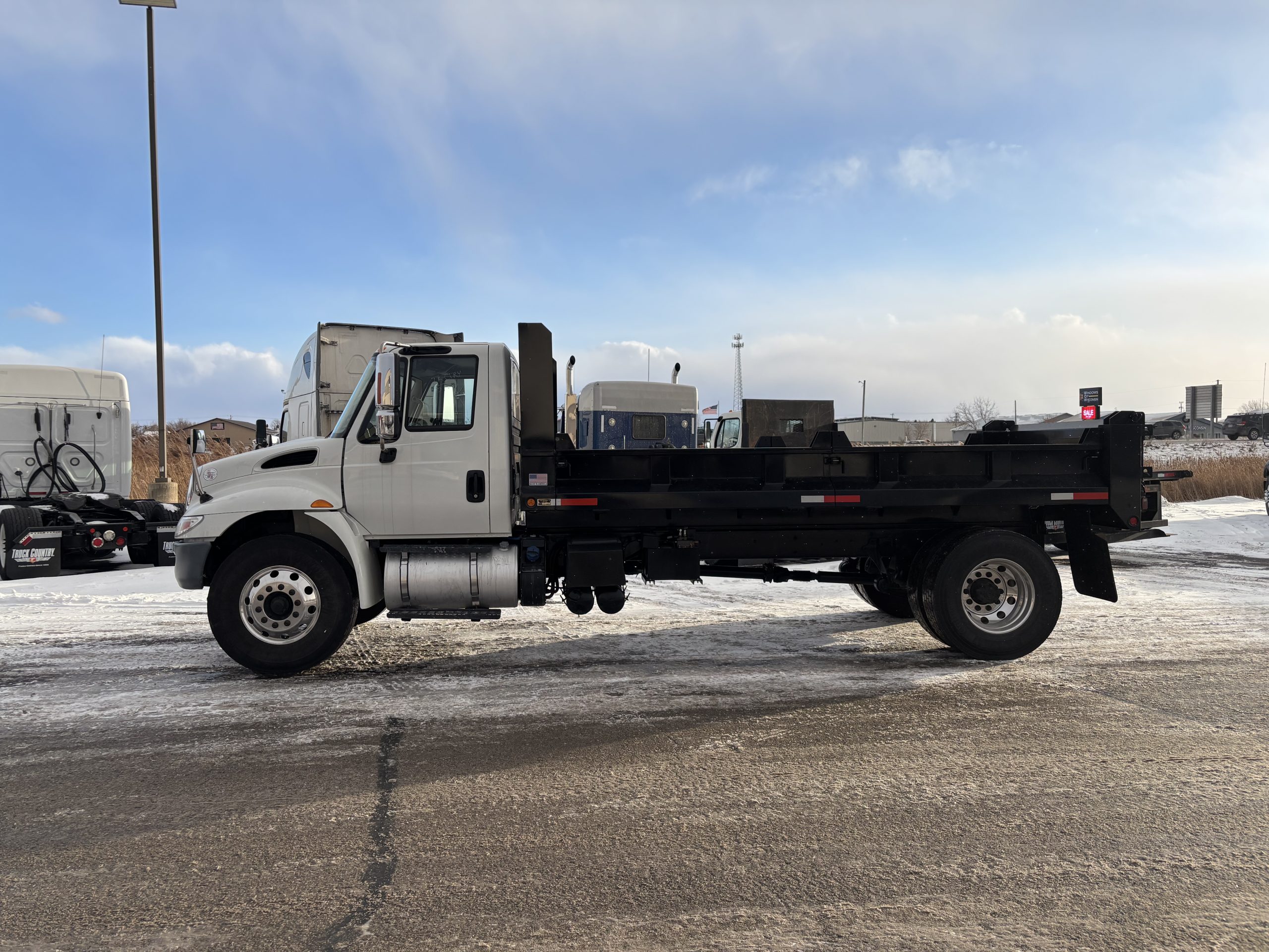 2018 International - image 4