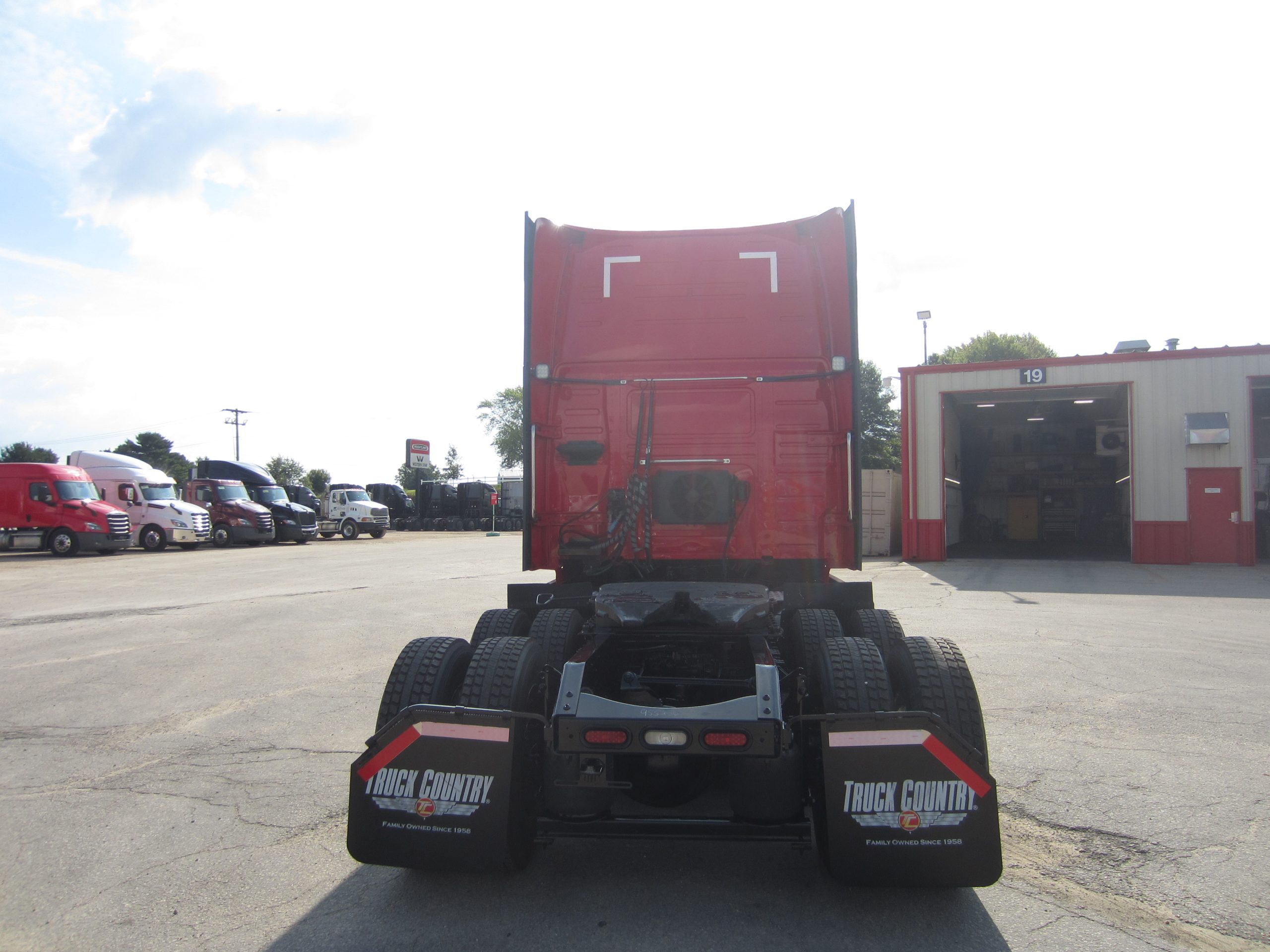 2022 Volvo VNL860 - image 4 of 6